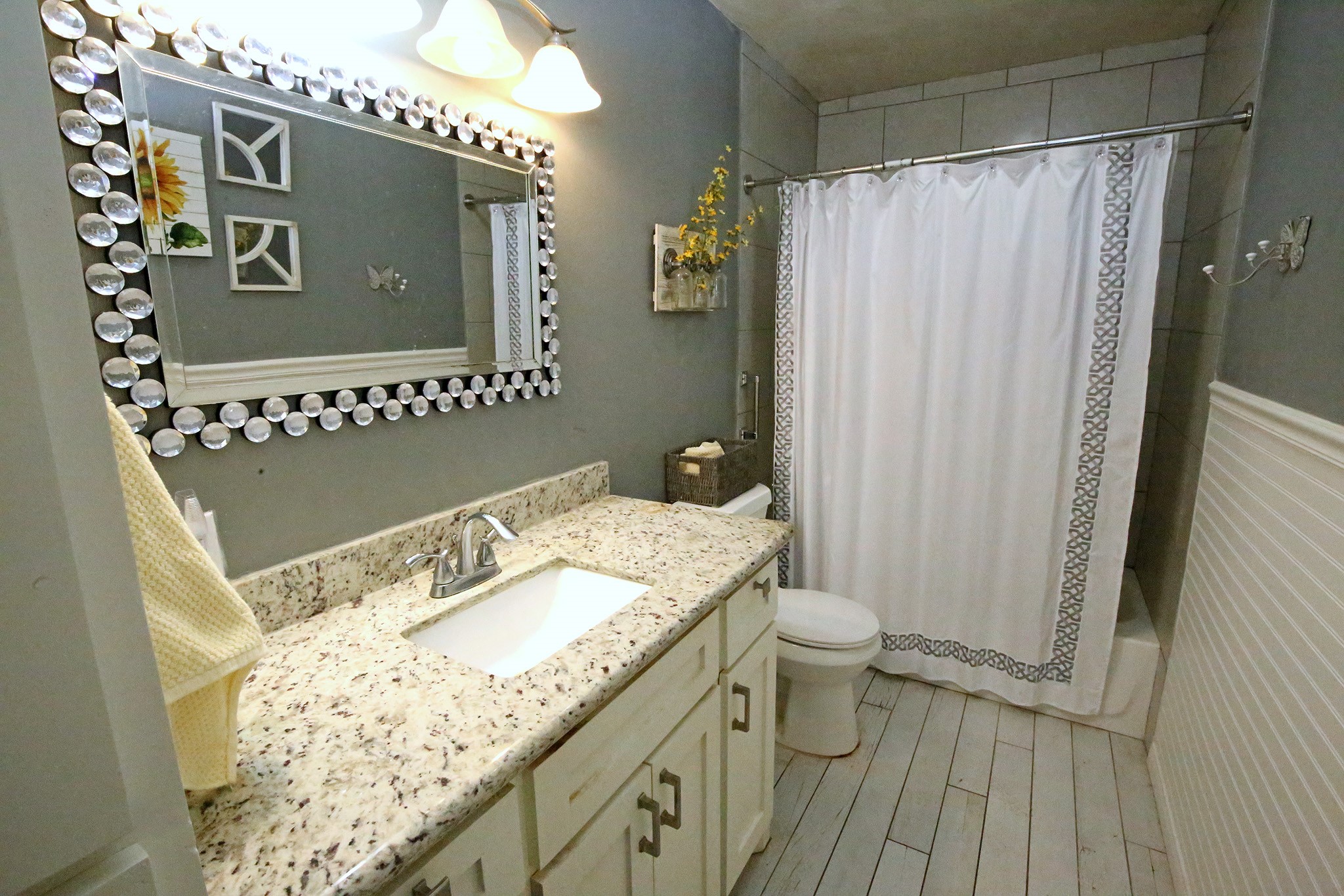 Hall bath with a shower/tub