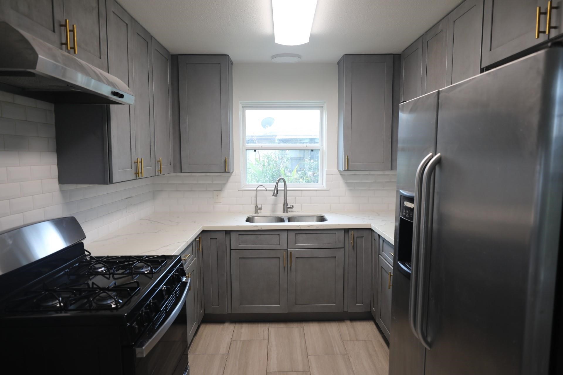 Kitchen with gas stove Kitchen with gas stove