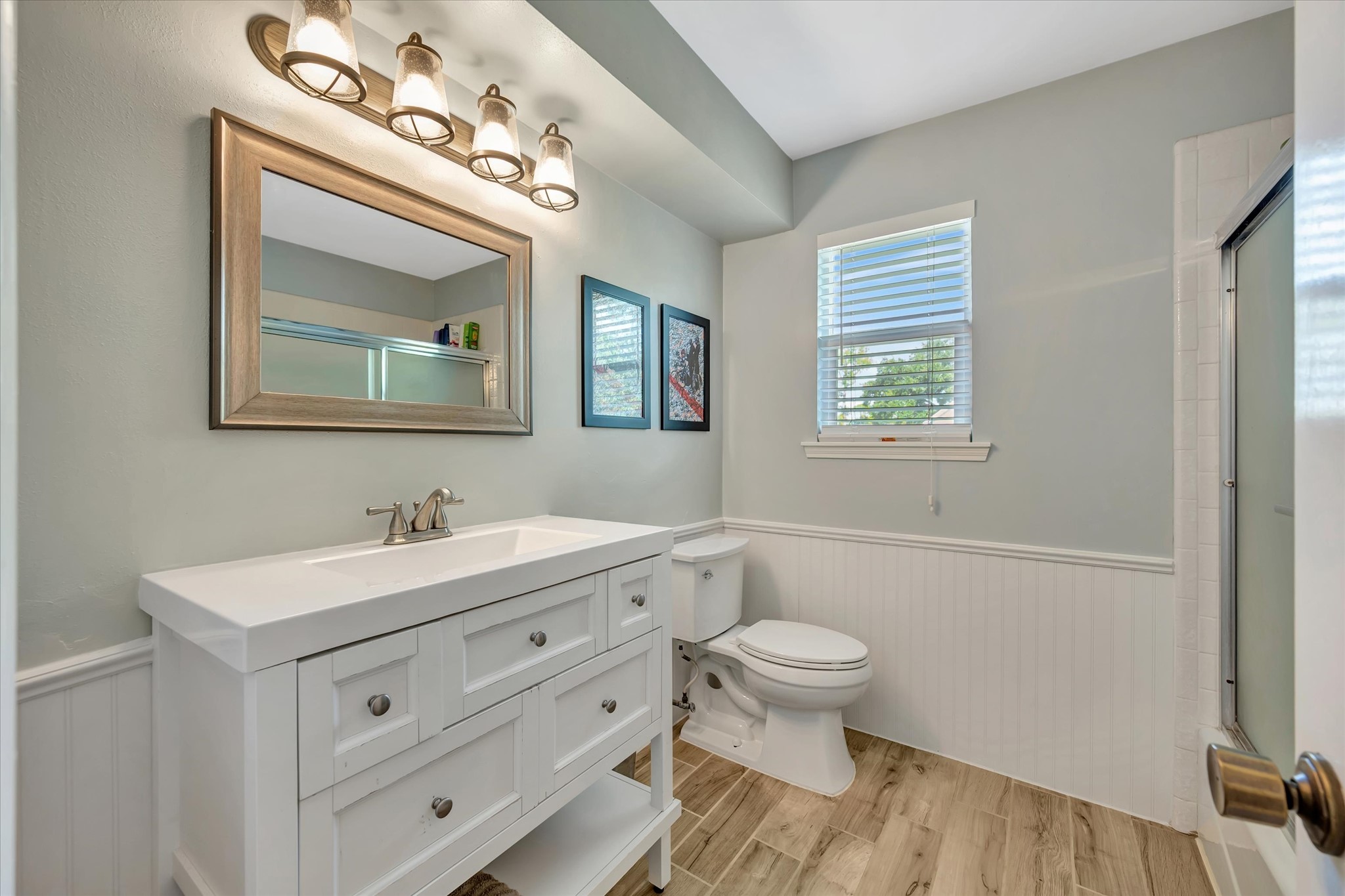 UPSTAIRS FULL BATHROOM