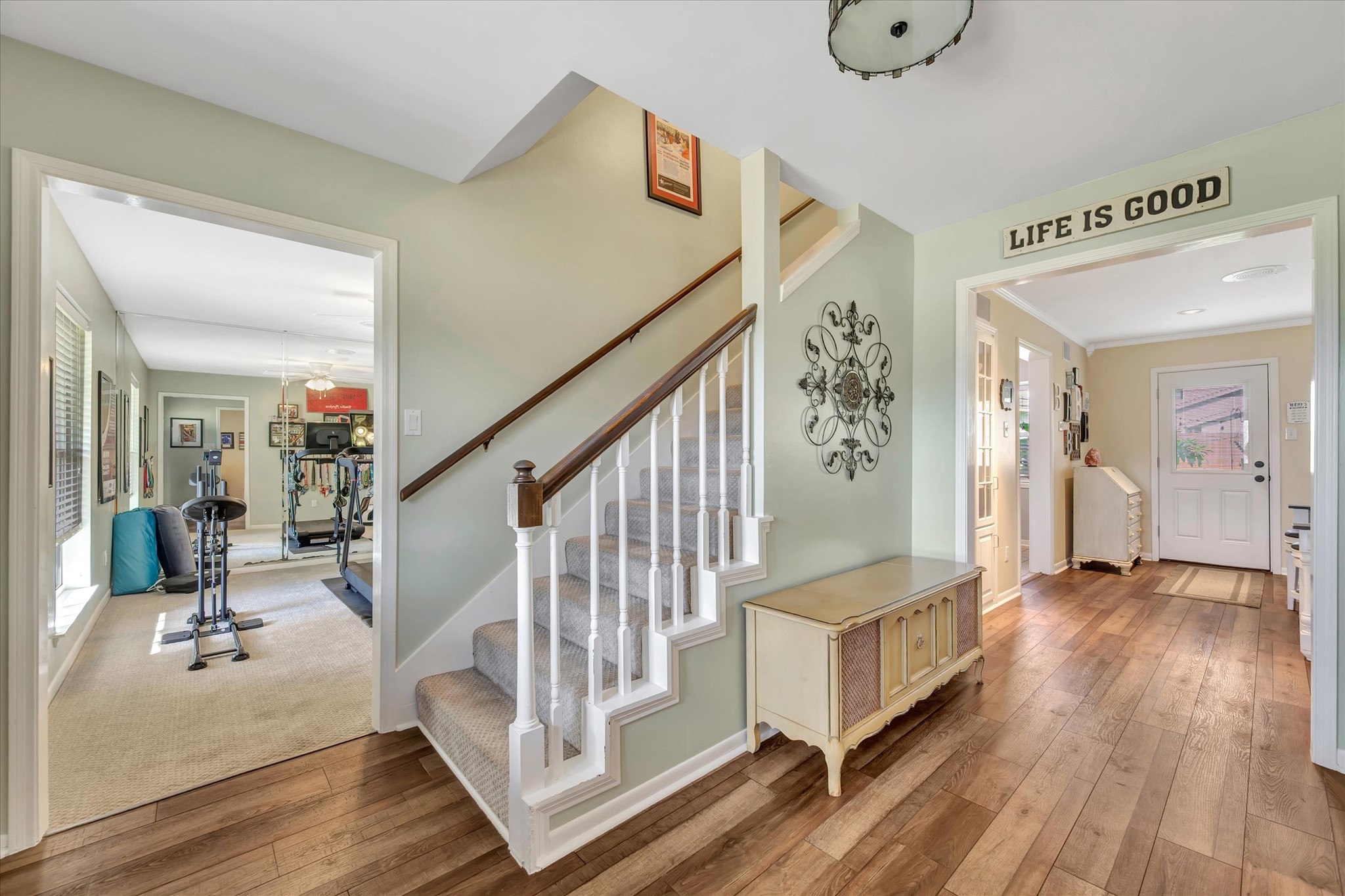 FRONT ENTRYWAY VIEW