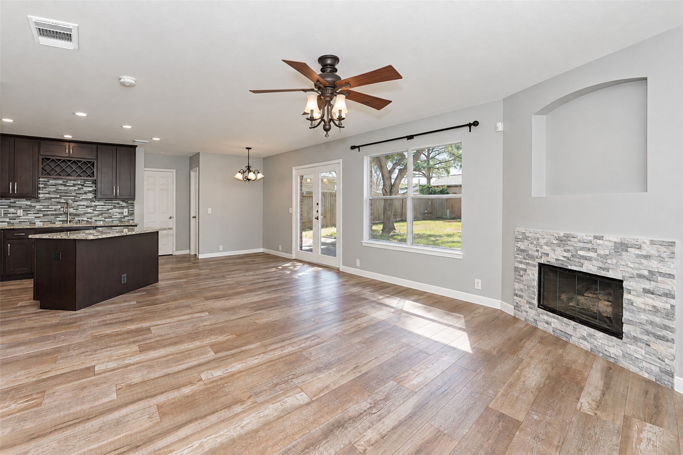 Living room leading to kitchen and breakfast area