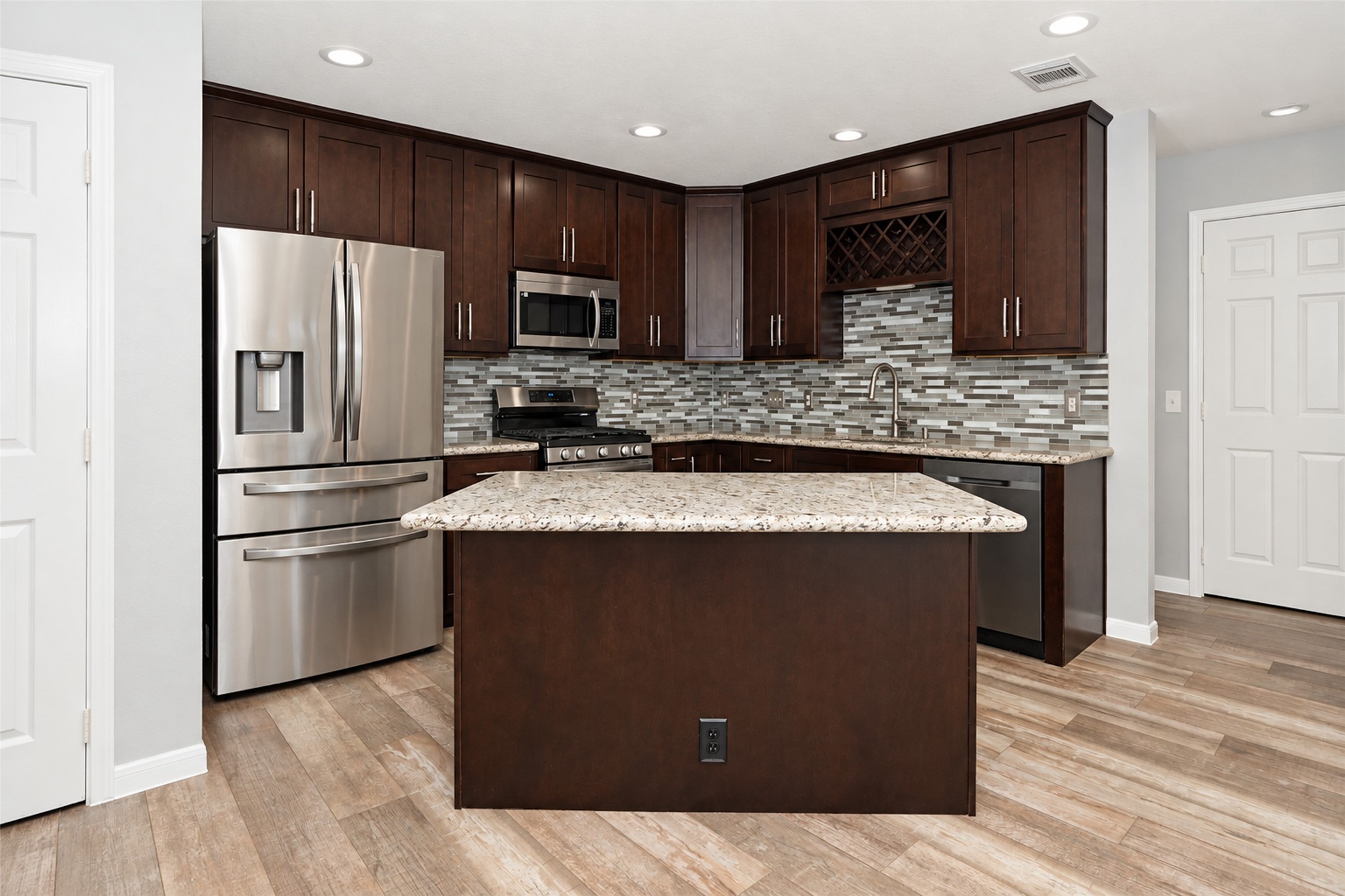 Fully equipped kitchen with refrigerator included