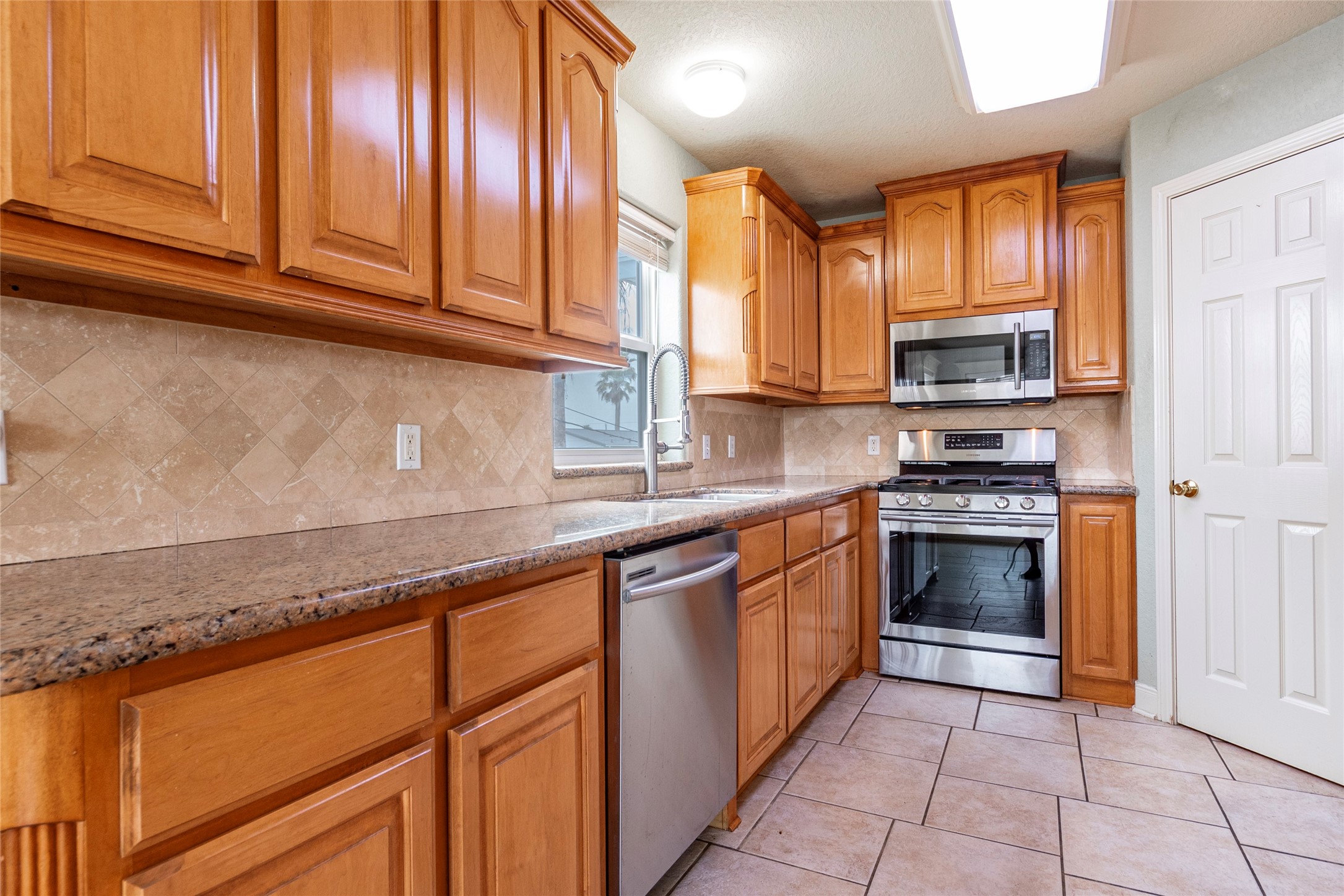 70 Tarpon Street, Bayou Vista, TX 77563