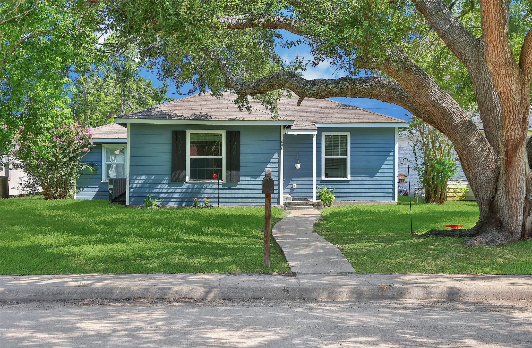 Welcome home to 1606 W 8th St in Freeport Welcome home to 1606 W 8th St in Freeport
