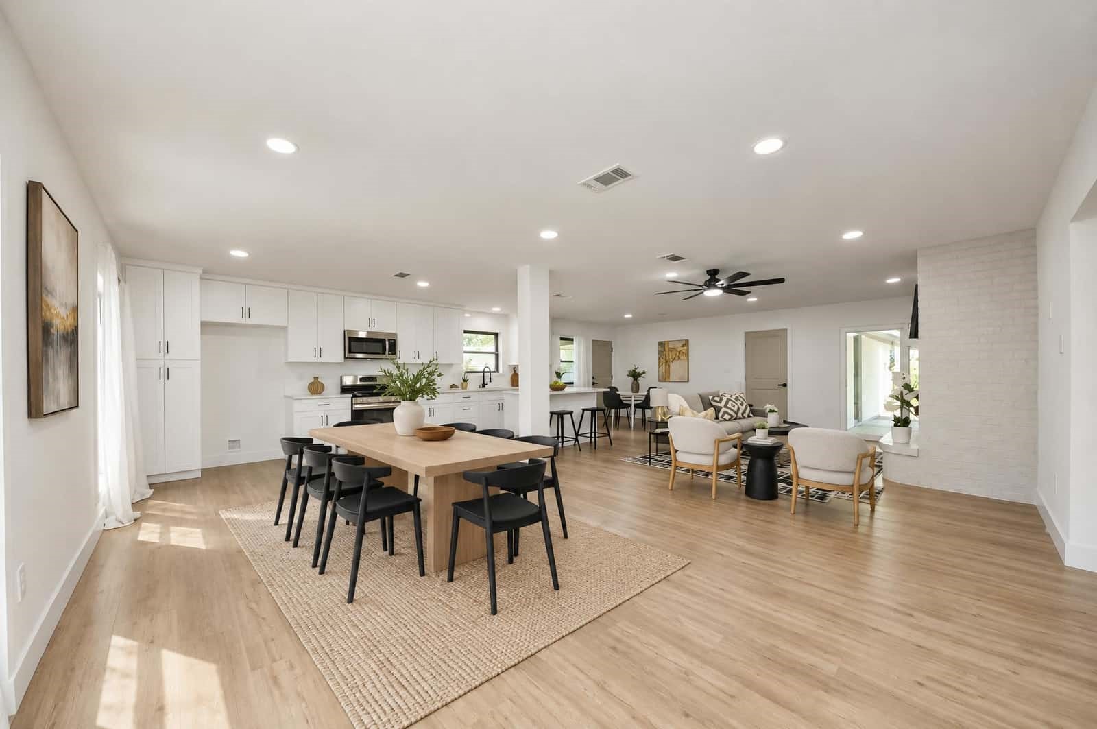 Huge open floor plan, perfect for gathering or parties.