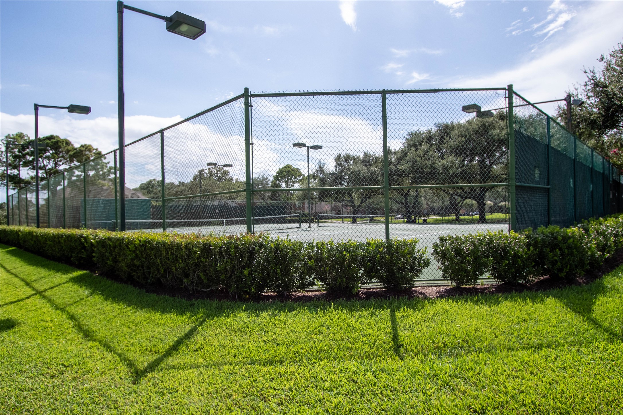 Tennis court as part of the amenities.