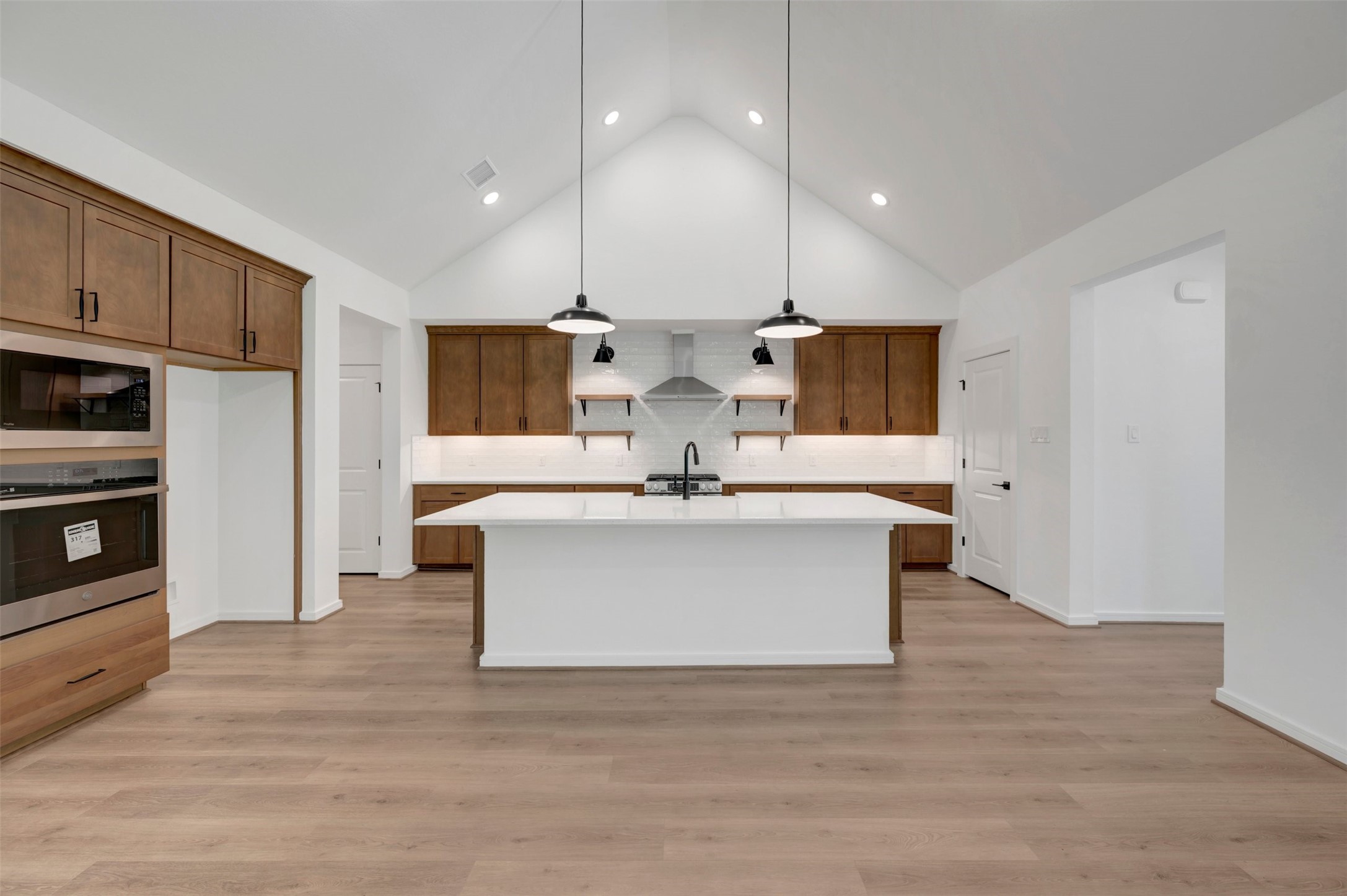 Gourmet island kitchen (*Photo not of actual home and used for illustration purposes only. Colors/finishes may differ from the ones currently selected in the home.)