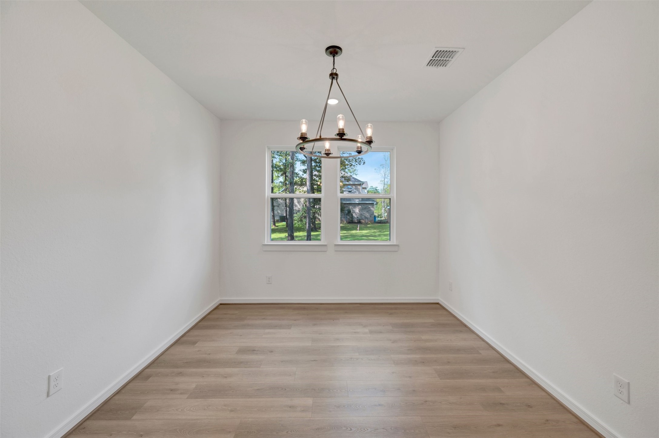 Formal dining room (*Photo not of actual home and used for illustration purposes only. Colors/finishes may differ from the ones currently selected in the home.)