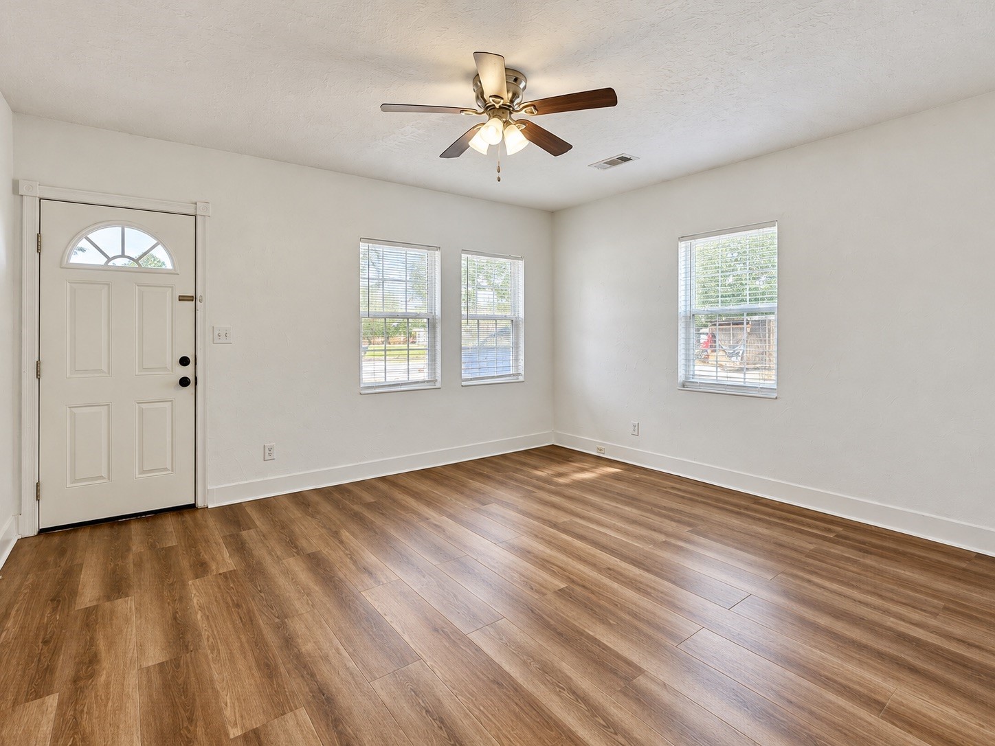 416 W Brazos Avenue, West Columbia, TX 77486