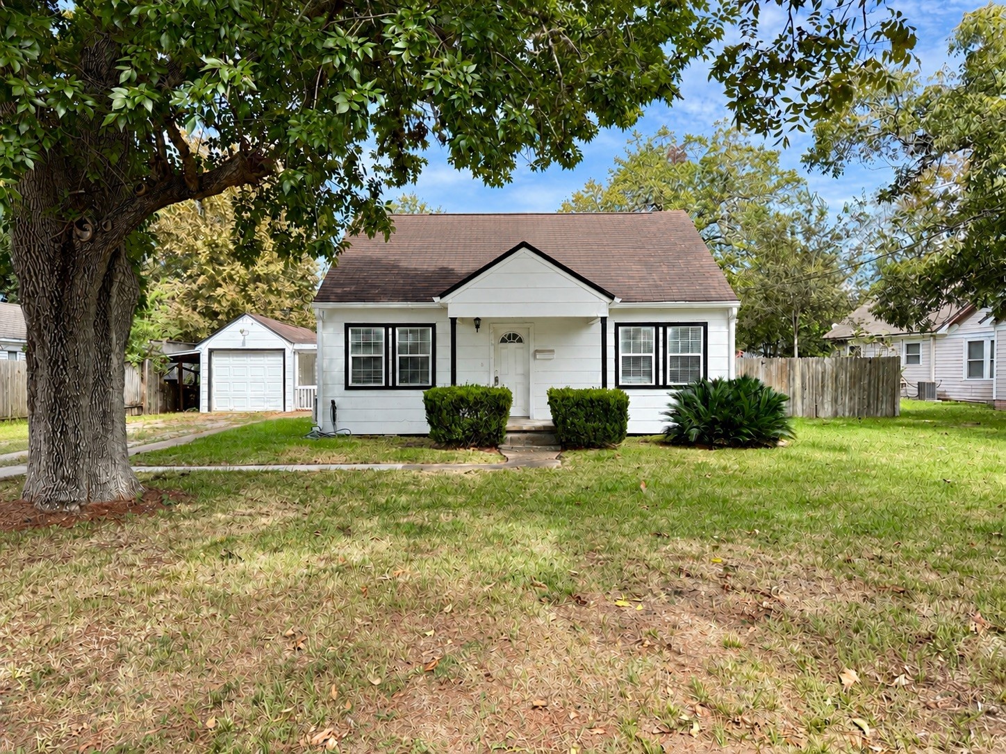 416 W Brazos Avenue, West Columbia, TX 77486