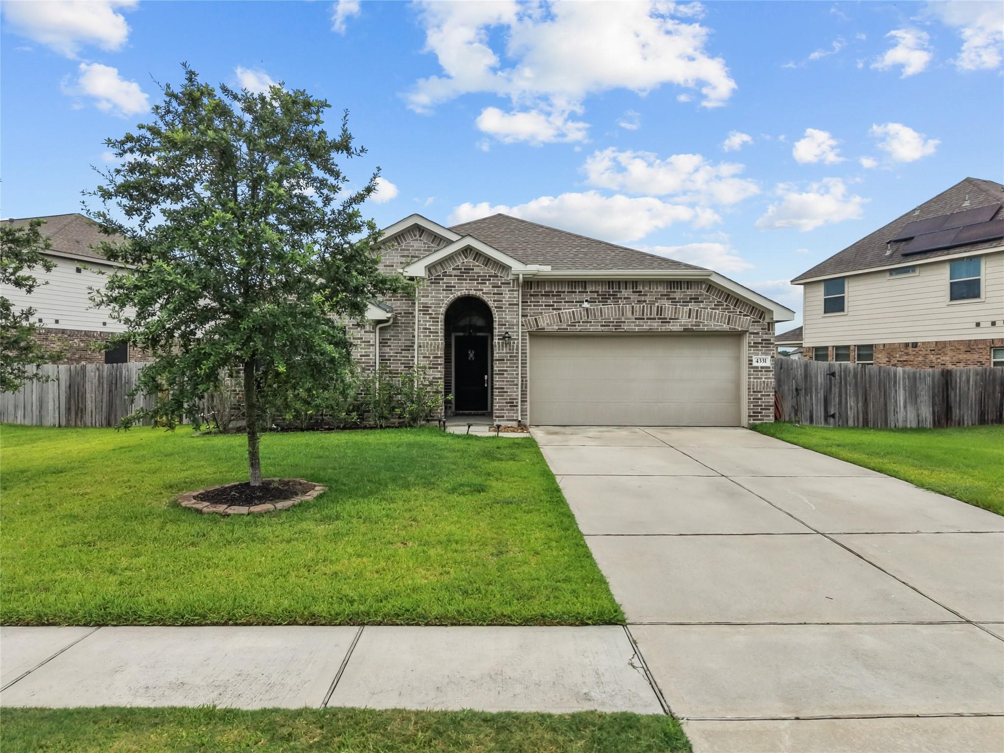 4331 Oakdale Mist Drive, Dickinson, TX 77539
