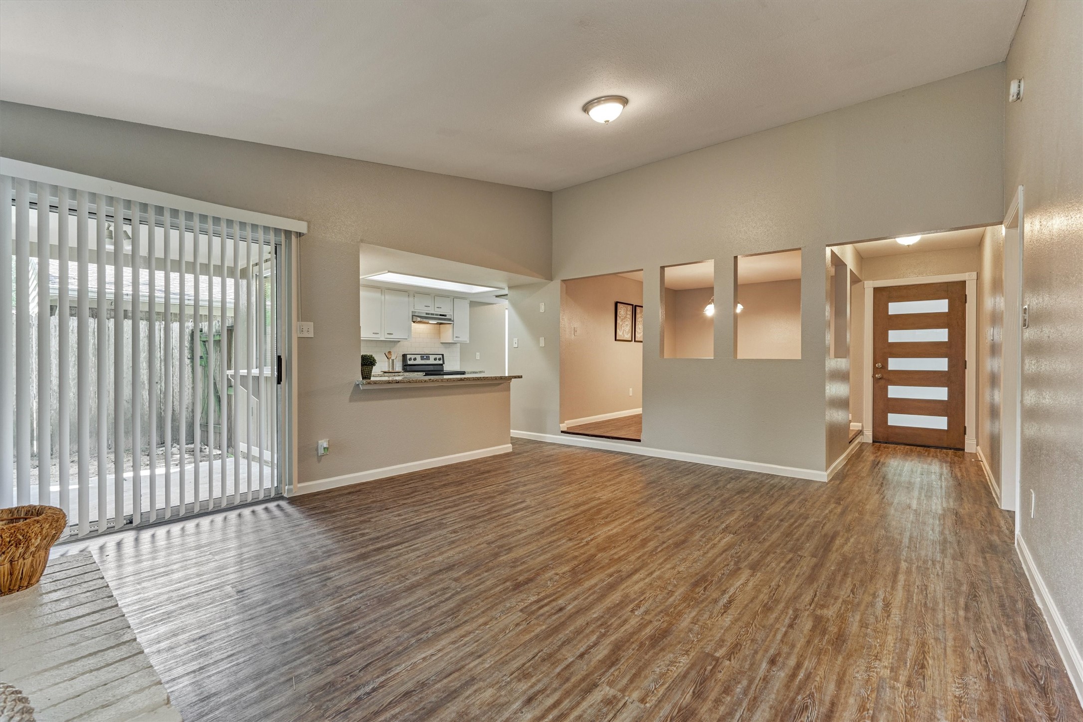 Go from meal prepping to dining in just a couple of steps!  Create additional seating by adding bar stools at the kitchen peninsula.