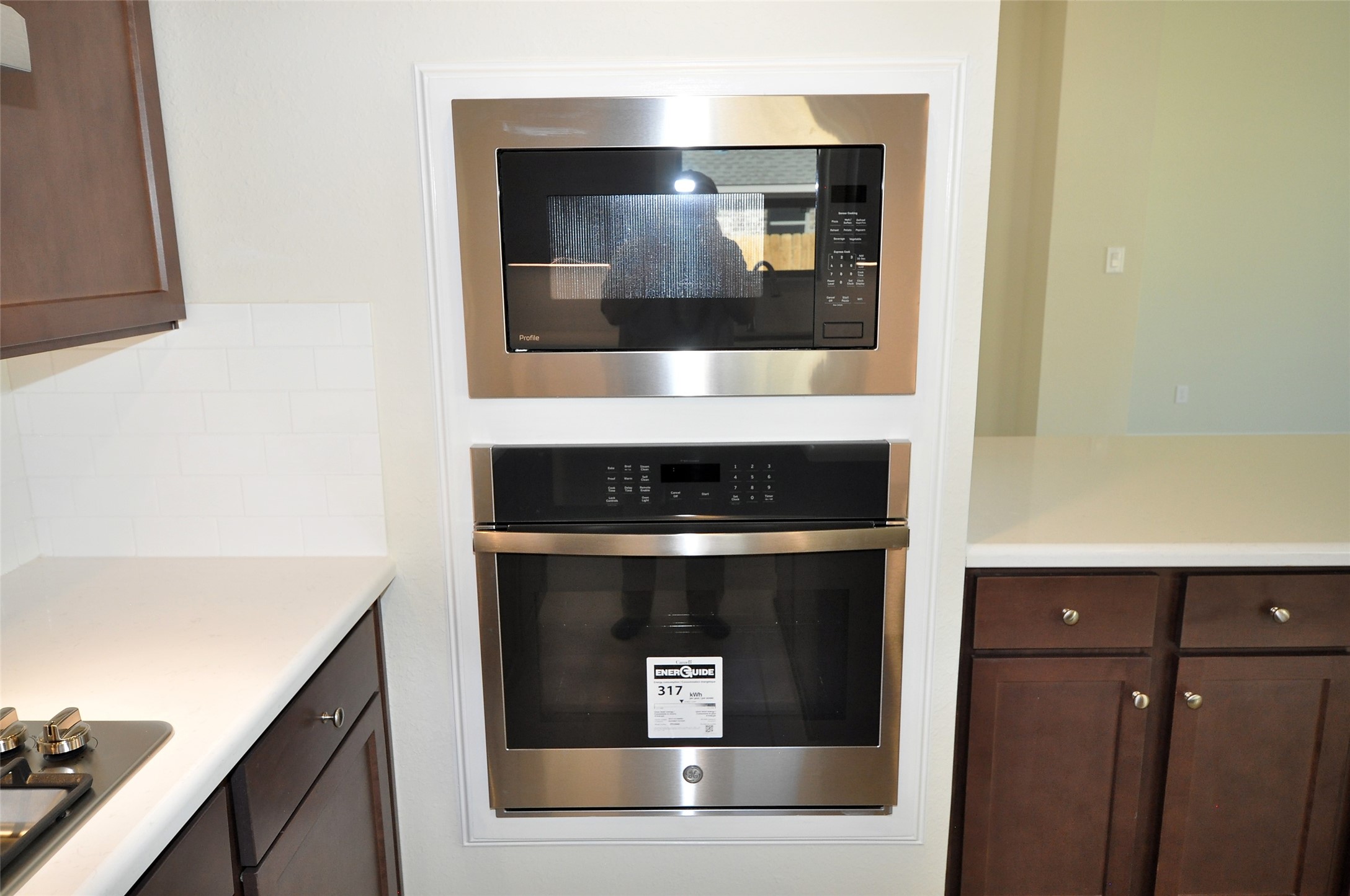 Built in self cleaning and wifi capable oven with microwave above.