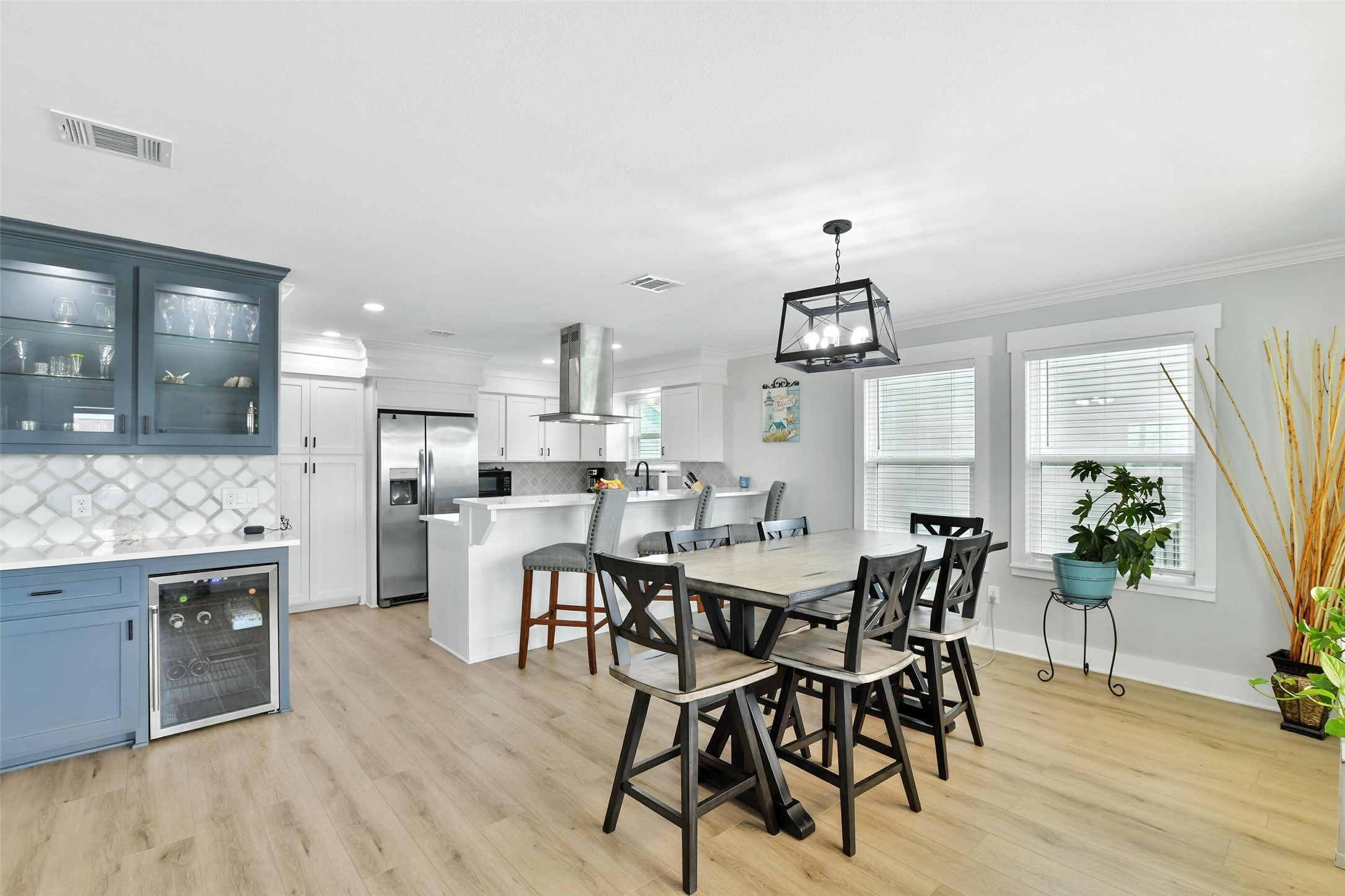 Dining/bar/kitchen