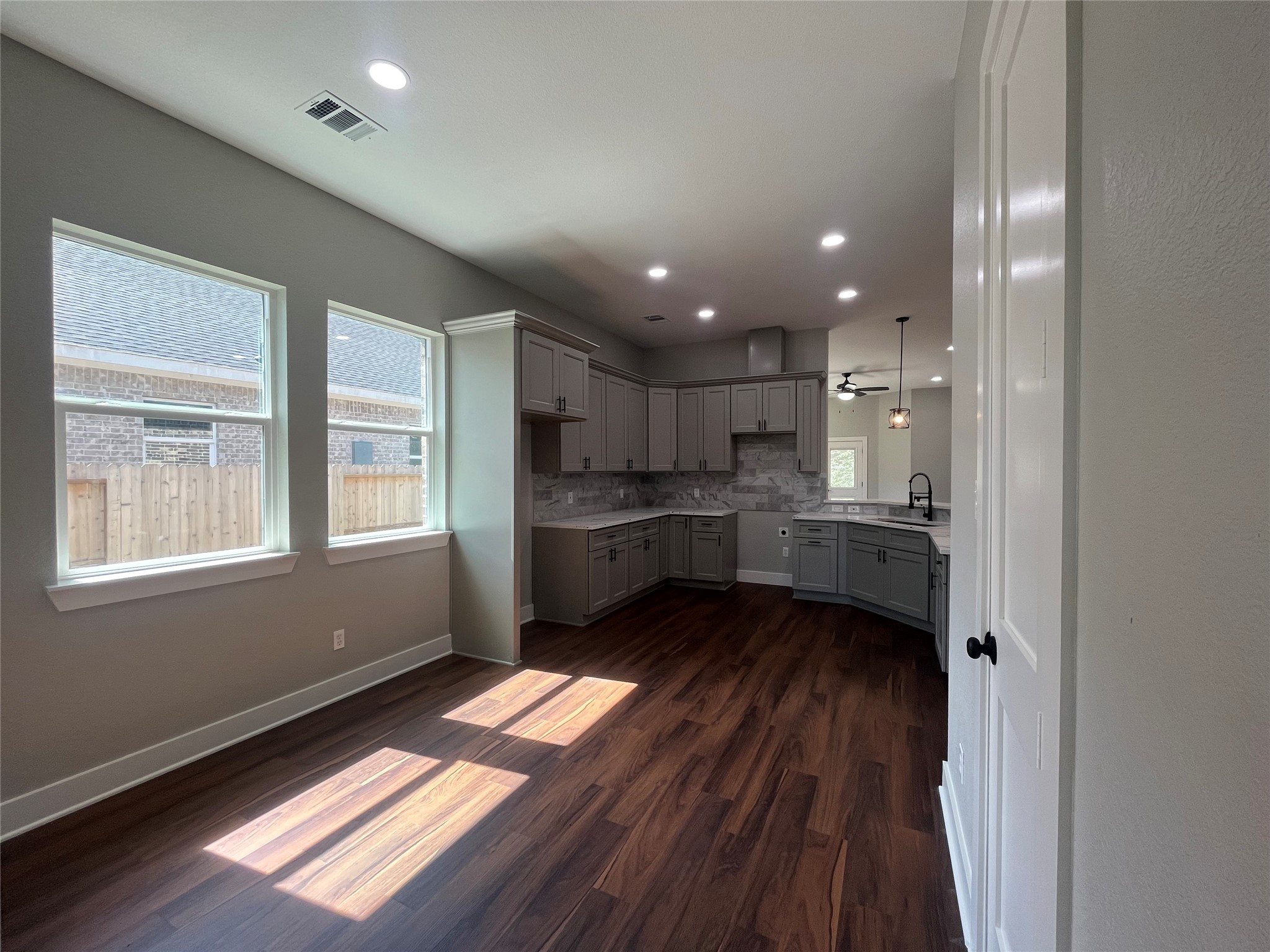 28811 Champion Oak breakfast nook