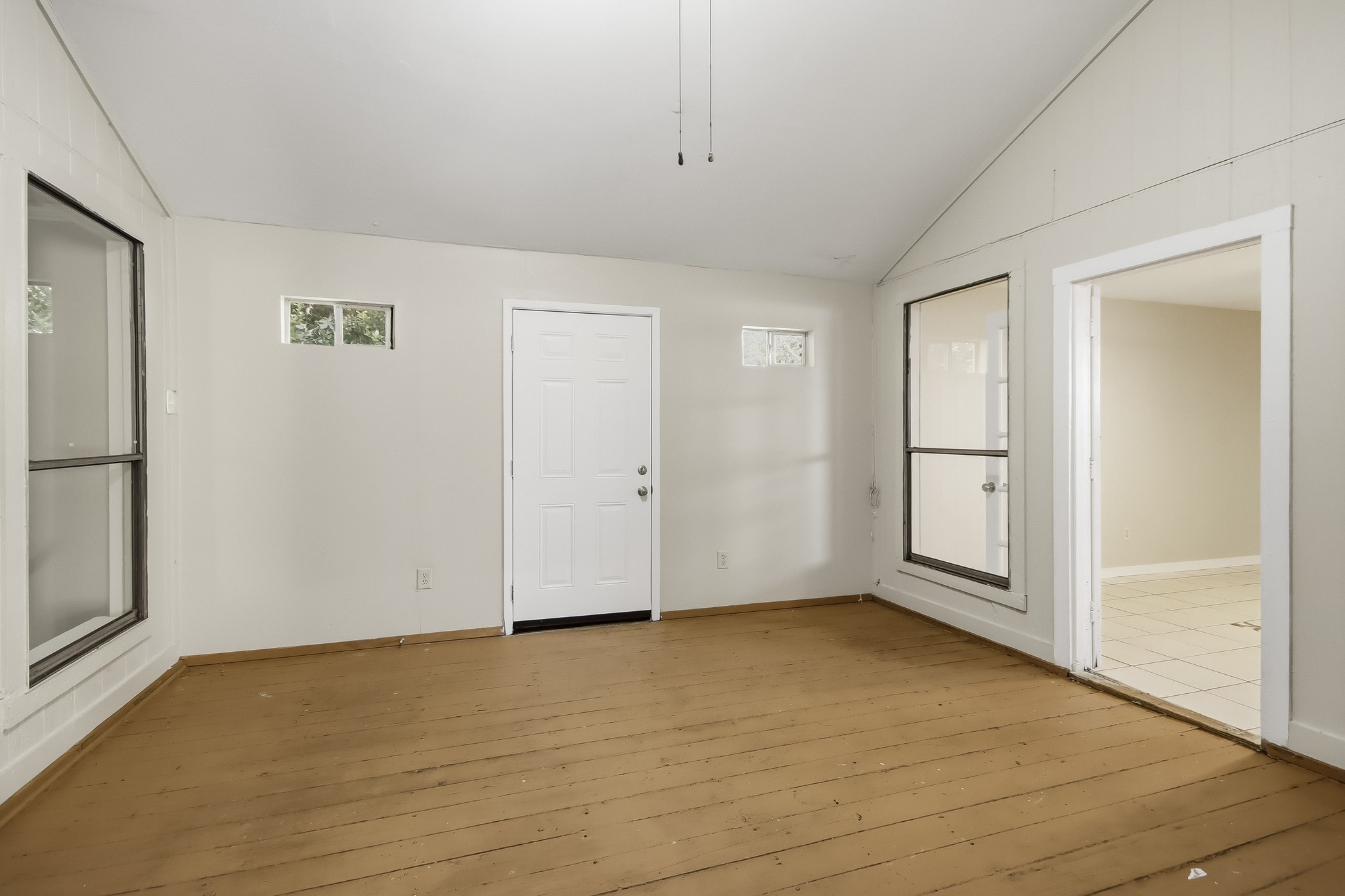 Flex space just off the breakfast area, featuring wood flooring and access to the backyard. Can be used as a bedroom too!