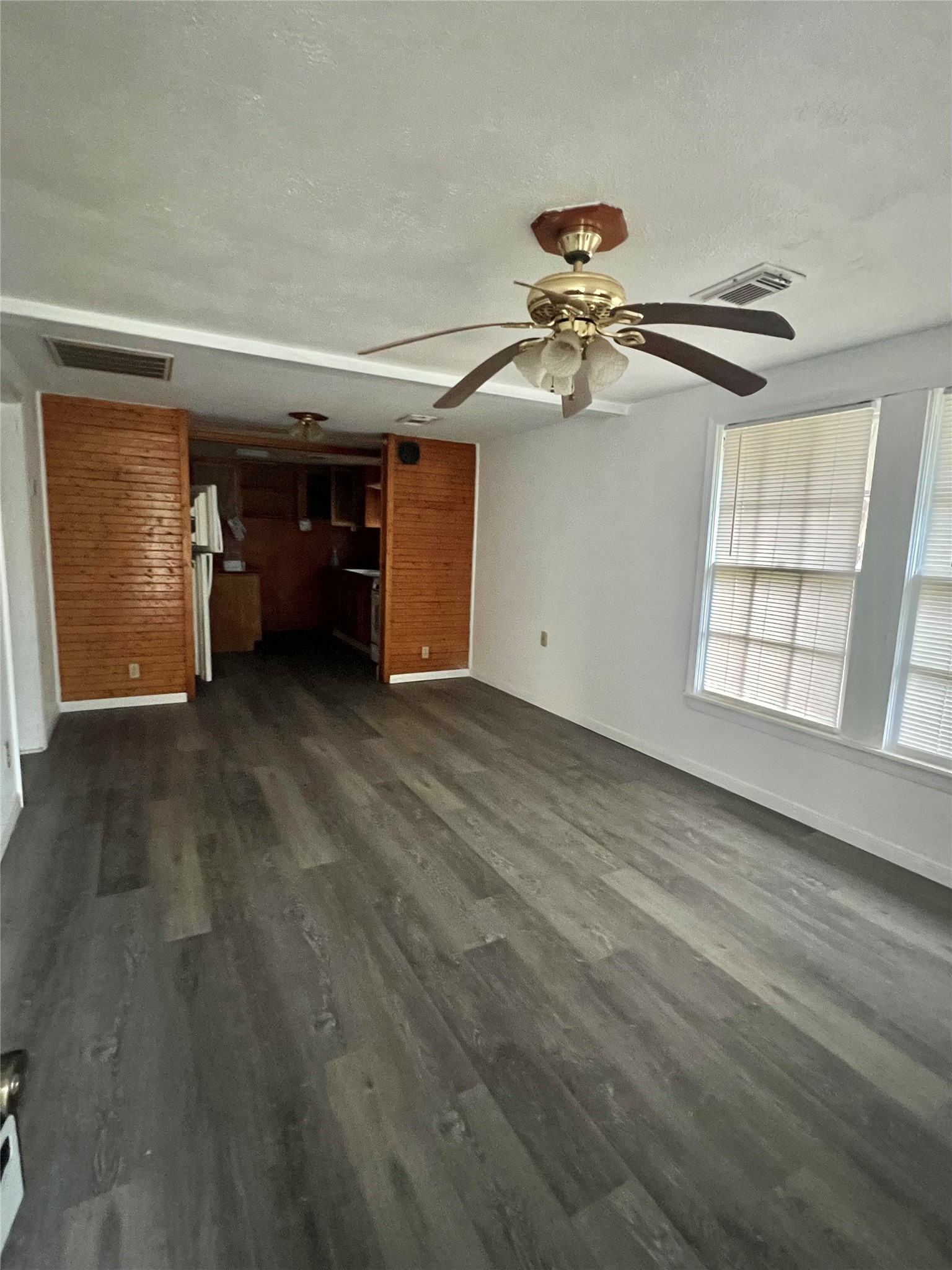 122 W Pecan Lane, Clute, TX 77531