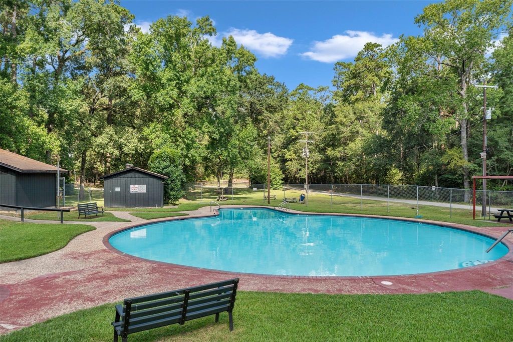 15726 Holly Dr, Montgomery, TX 77356