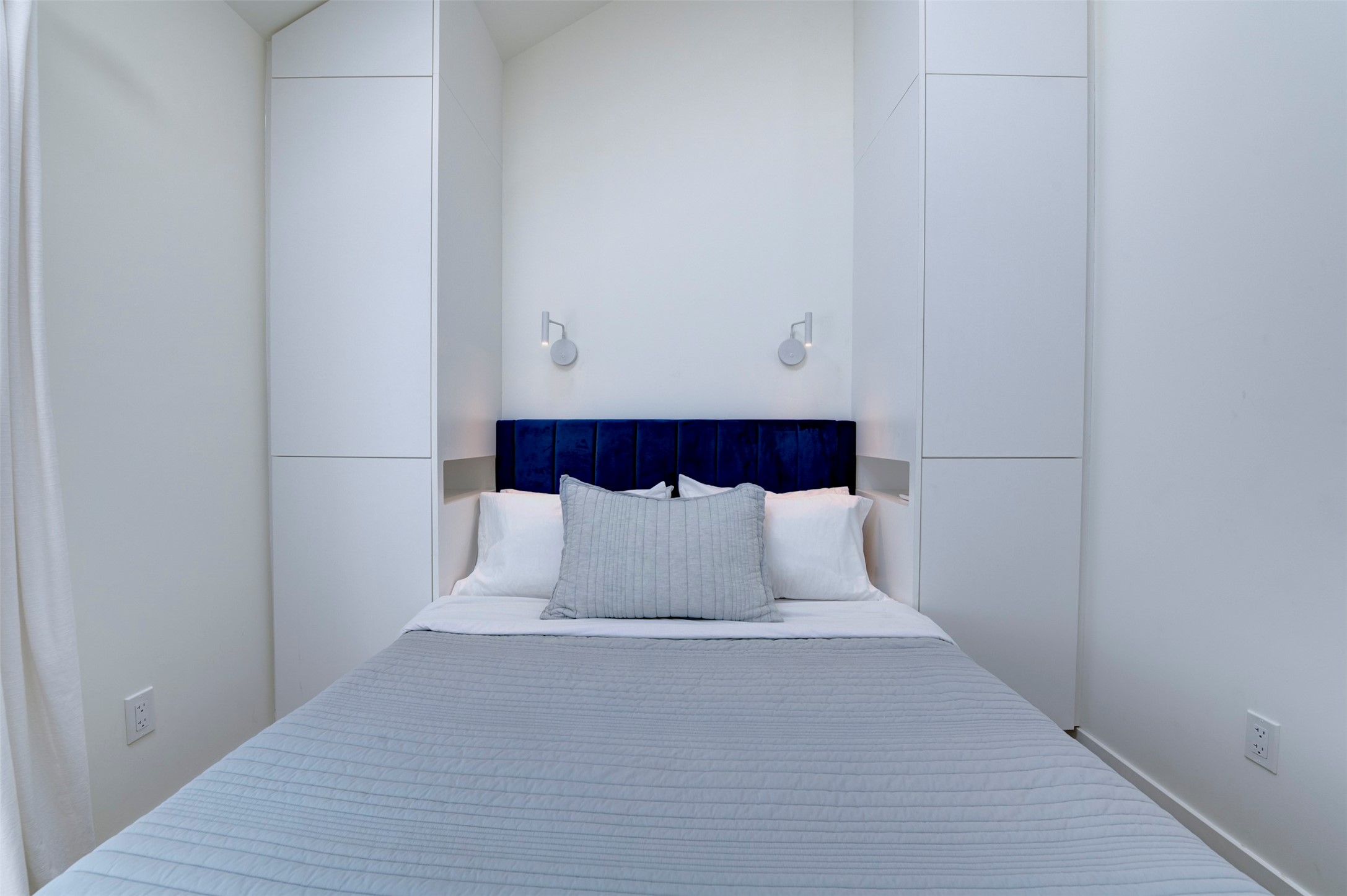Front house Queen guest bedroom with built-in wardrobes