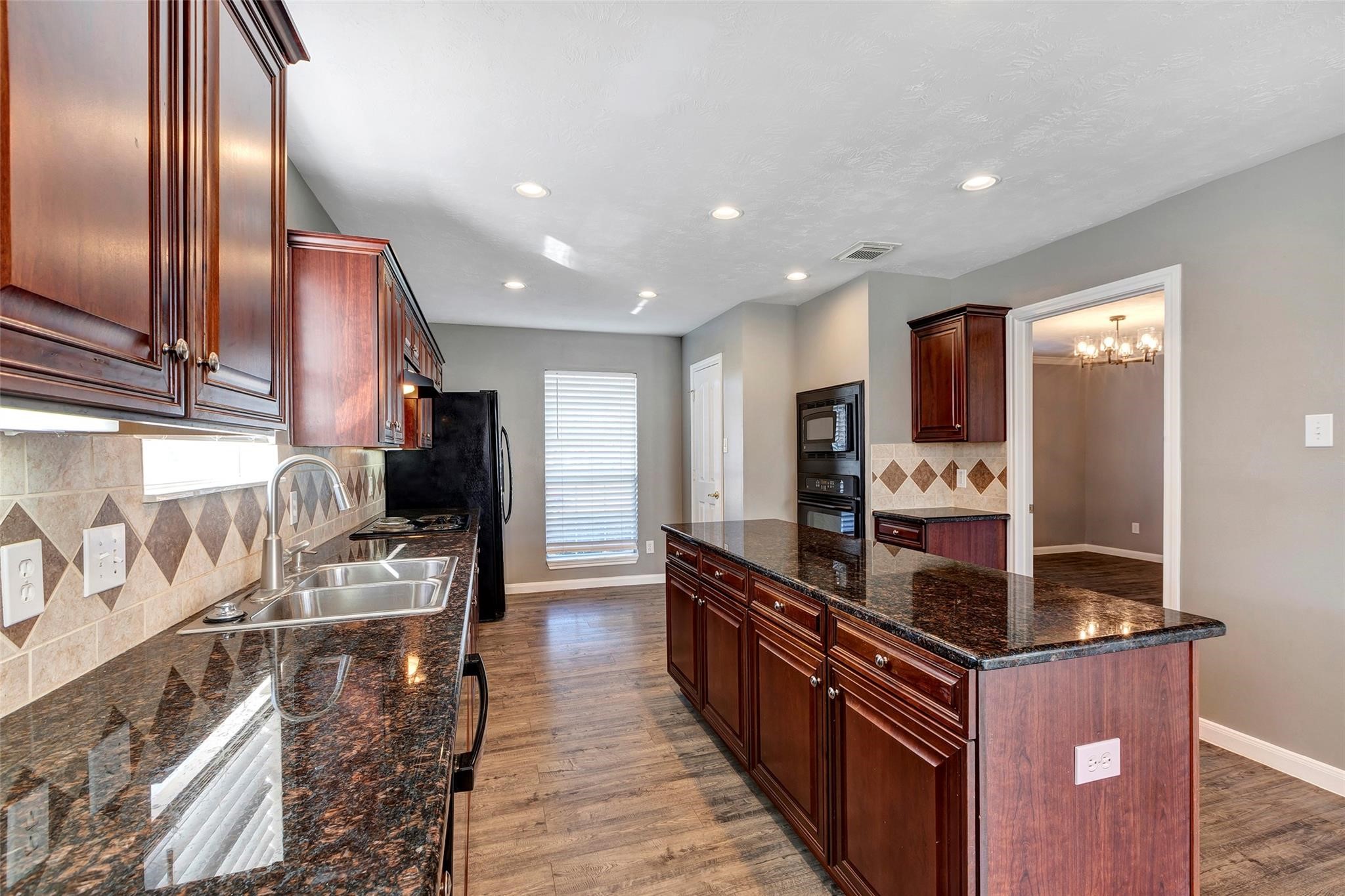 Beautiful Granite counter Tops with attractive tile back splash