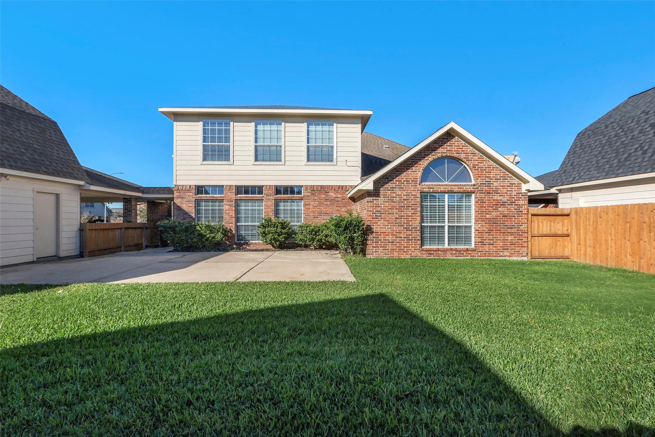 Beautiful backyard featuring an ideal space for entertaining.
