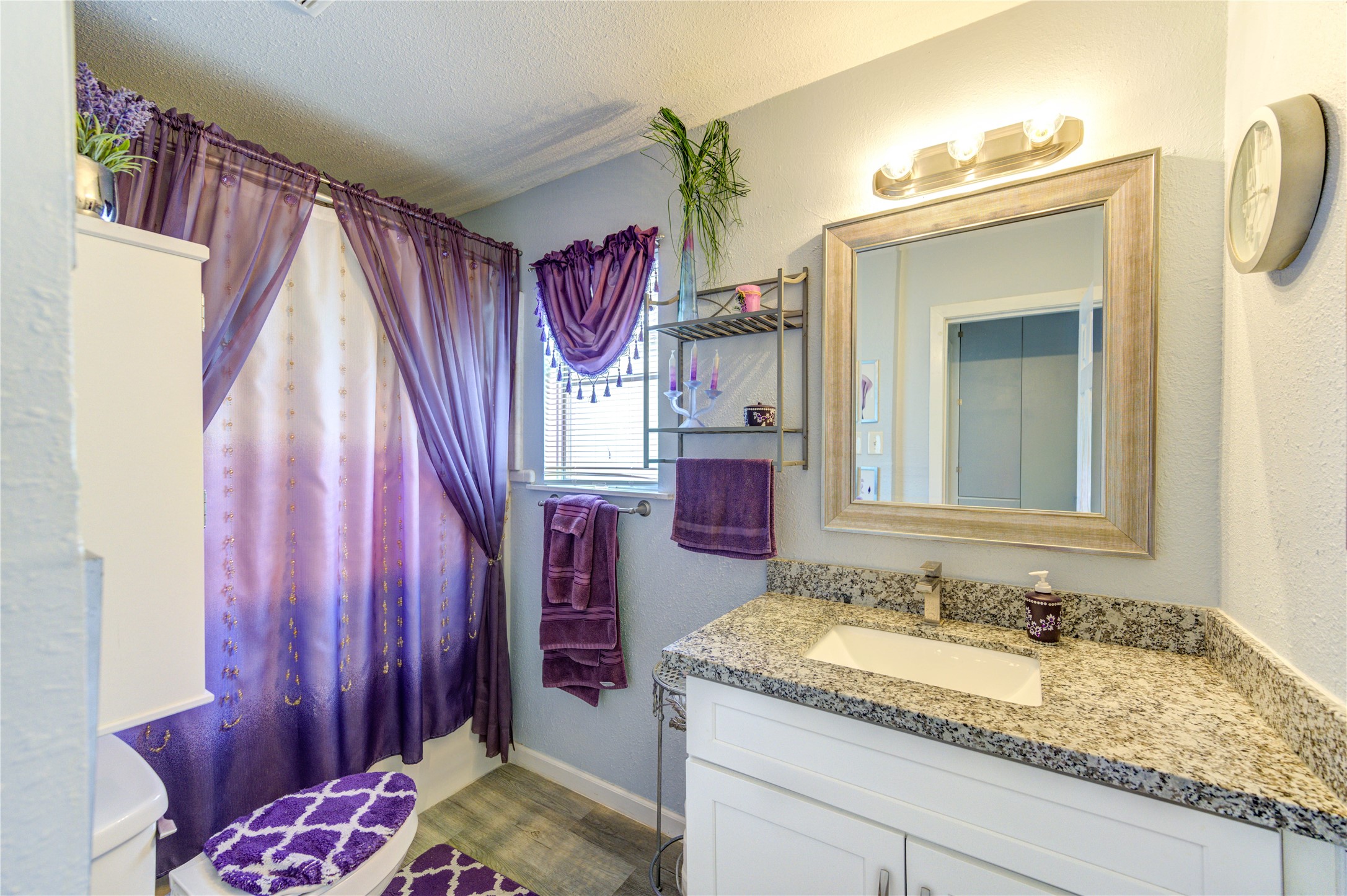 A view of the full bathroom
