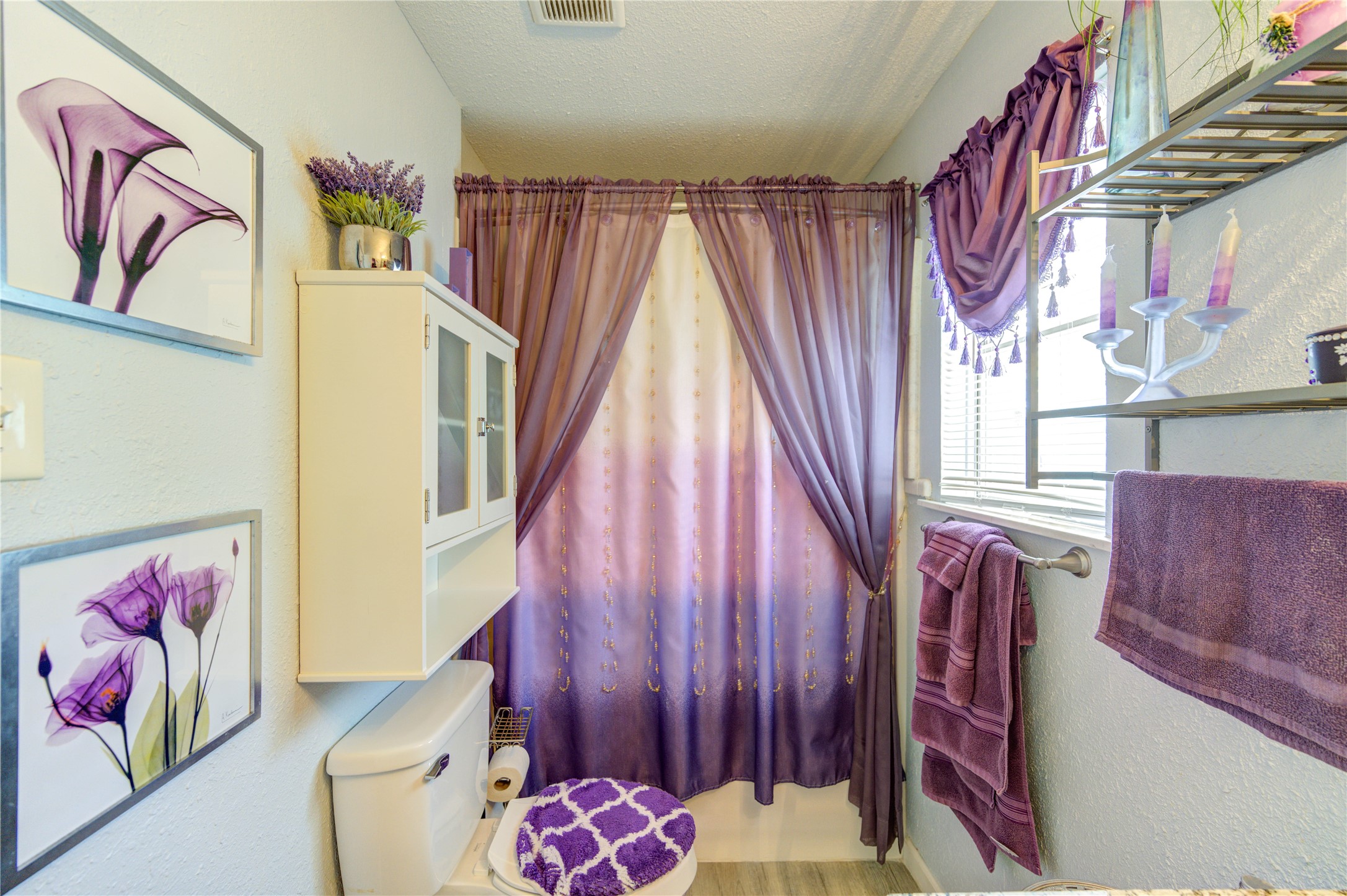 A view of the full bathroom