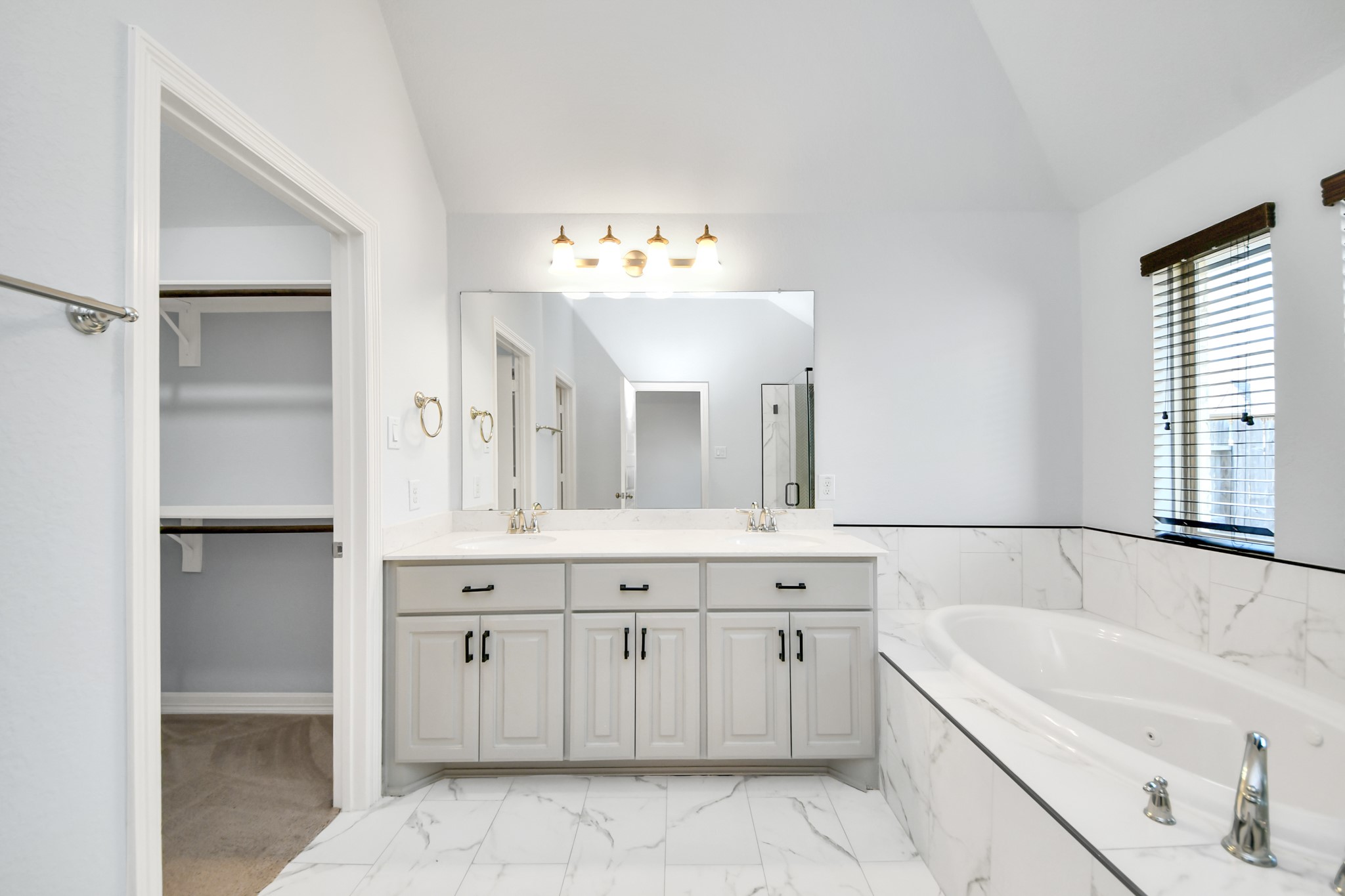 139 Round Lake Drive, Rosenberg, TX 77469