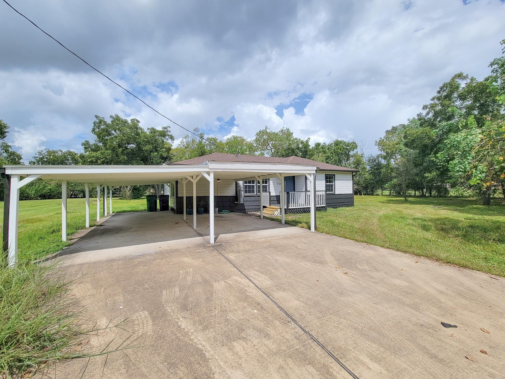 725 Cahill Road, Angleton, TX 77515