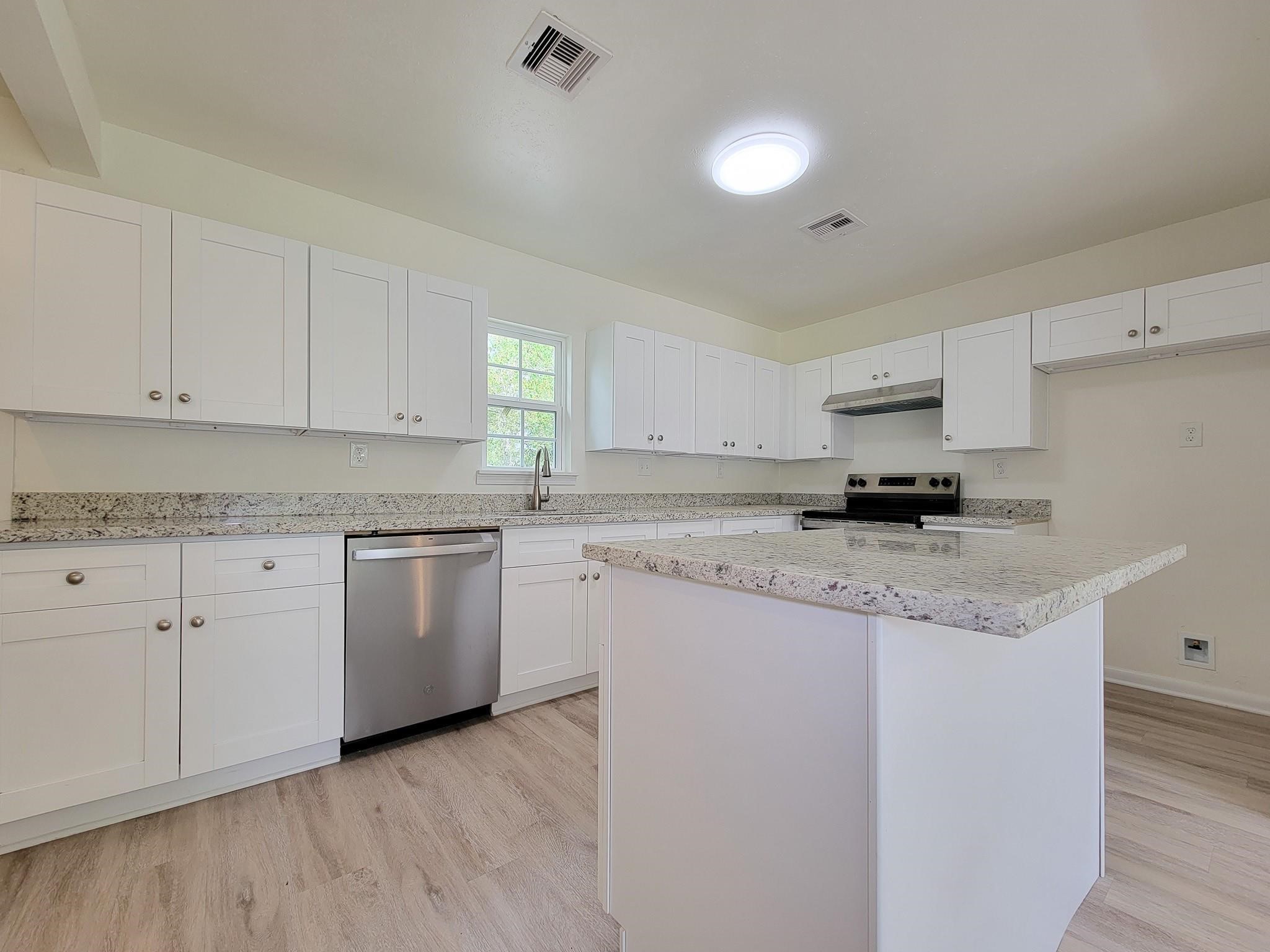 725 Cahill Road, Angleton, TX 77515