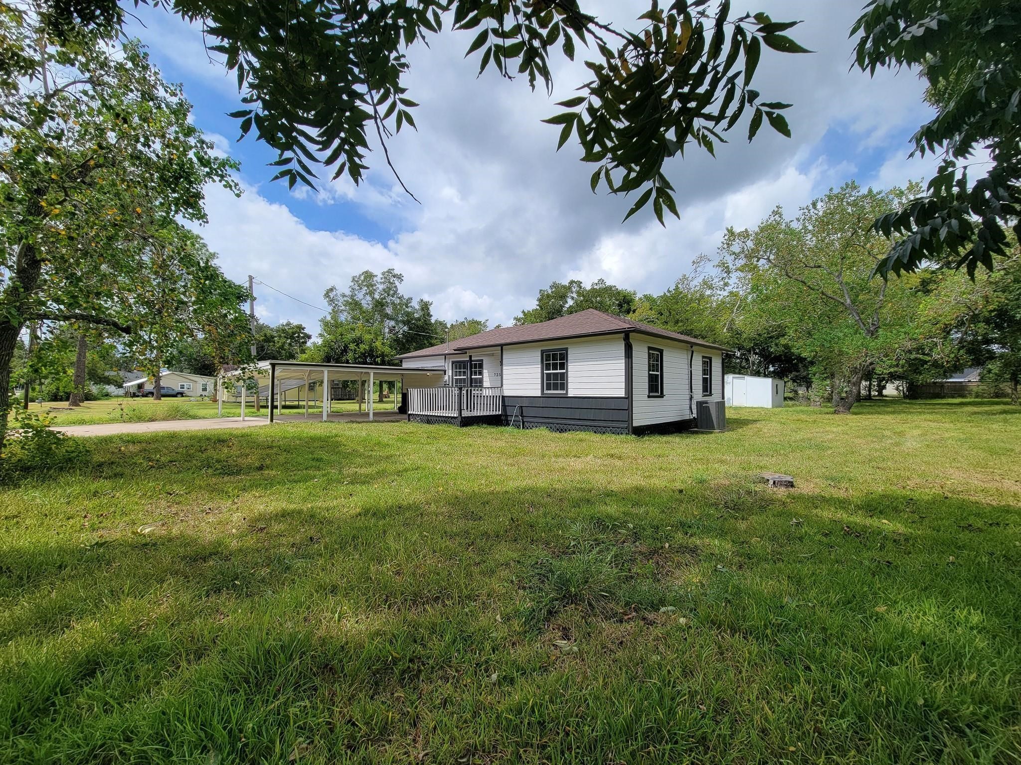 725 Cahill Road, Angleton, TX 77515