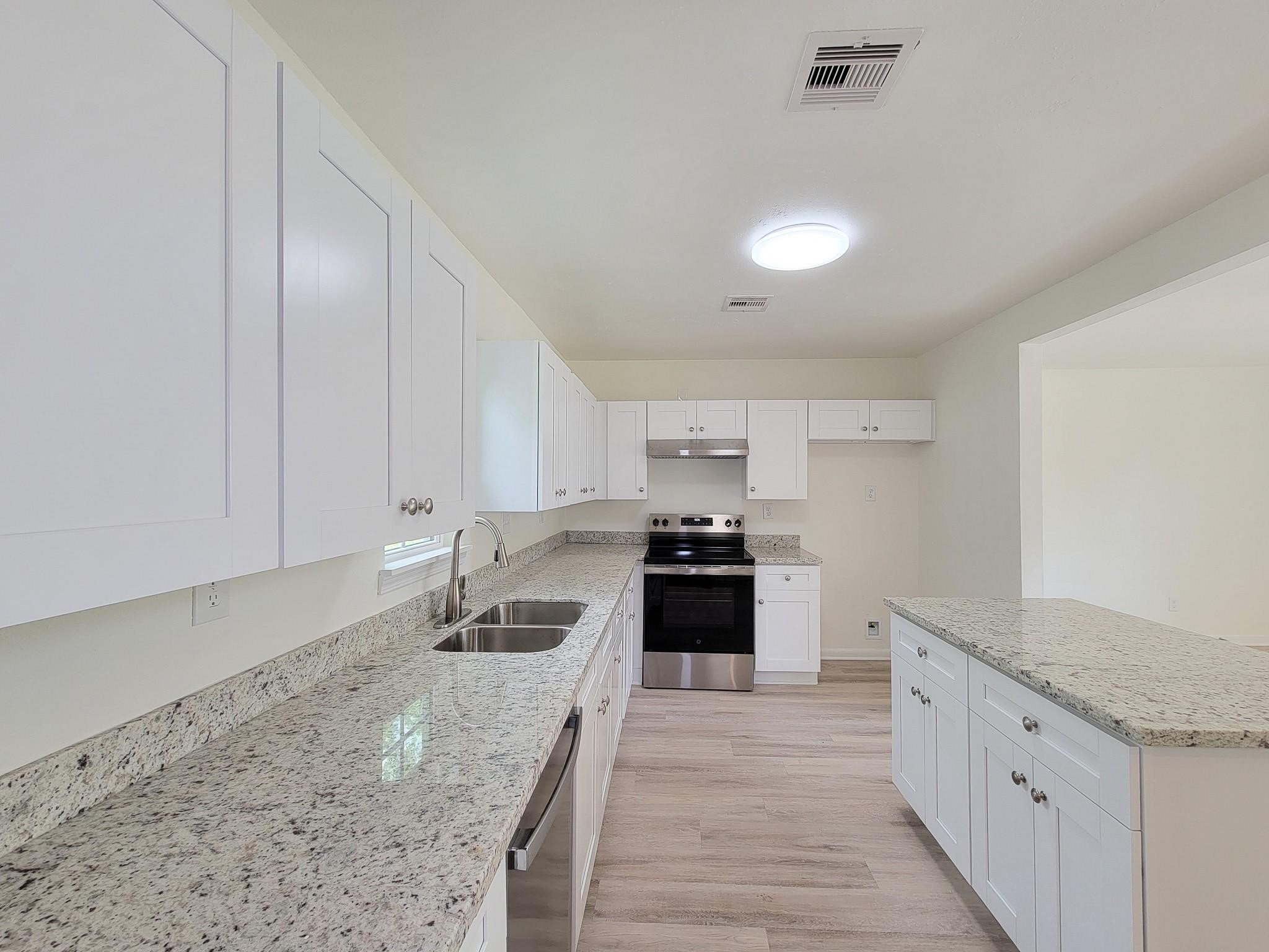 725 Cahill Road, Angleton, TX 77515