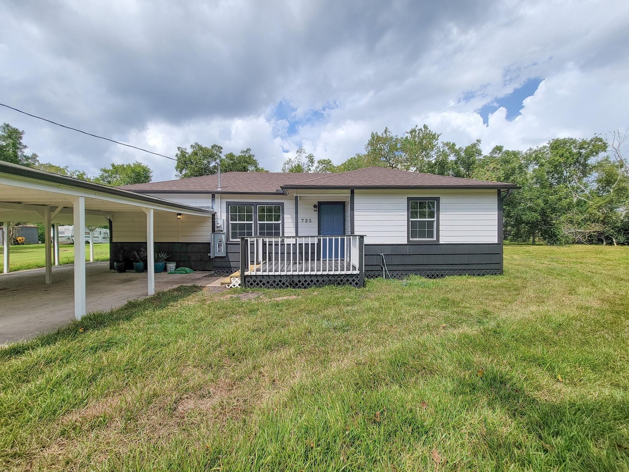 725 Cahill Road, Angleton, TX 77515