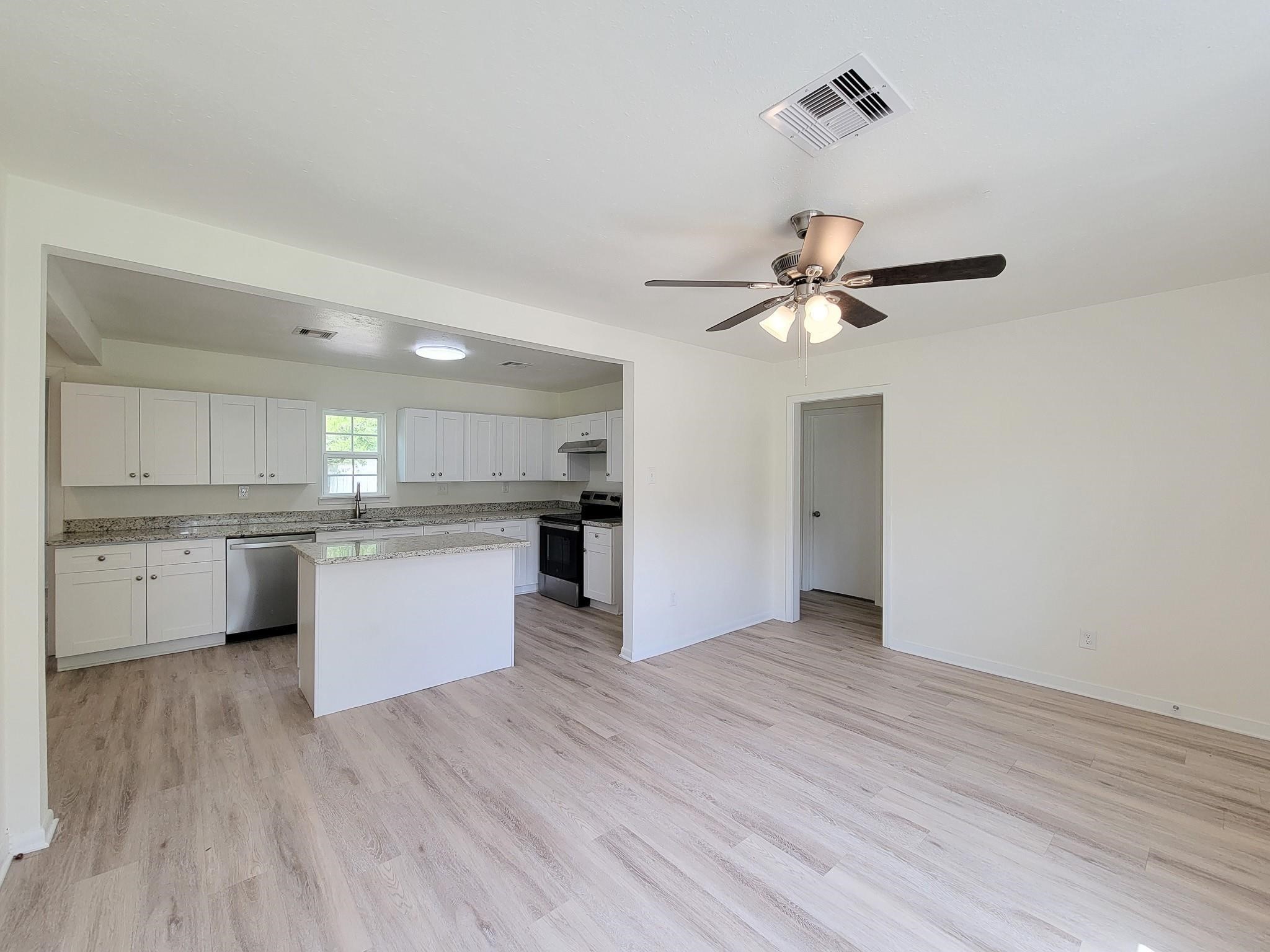 725 Cahill Road, Angleton, TX 77515