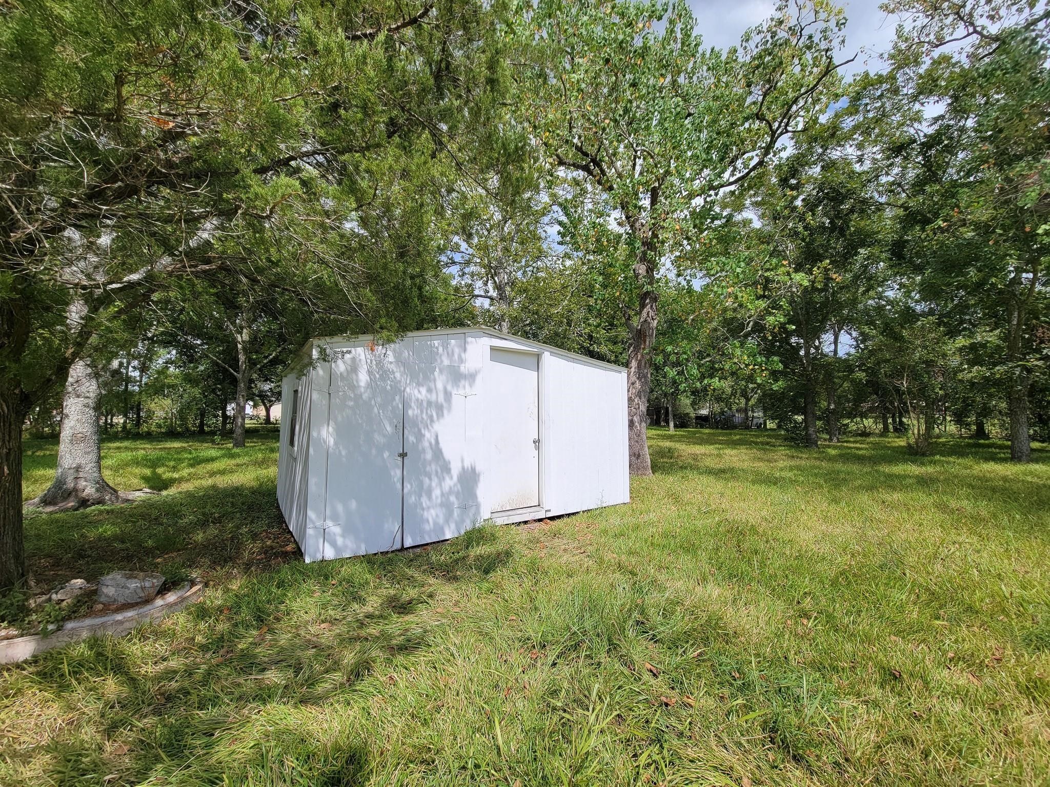 725 Cahill Road, Angleton, TX 77515