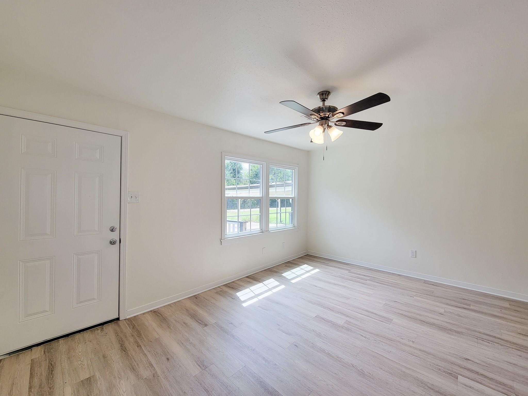 725 Cahill Road, Angleton, TX 77515