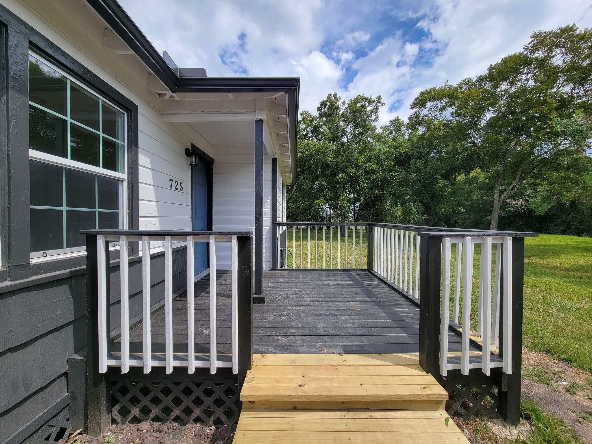 725 Cahill Road, Angleton, TX 77515