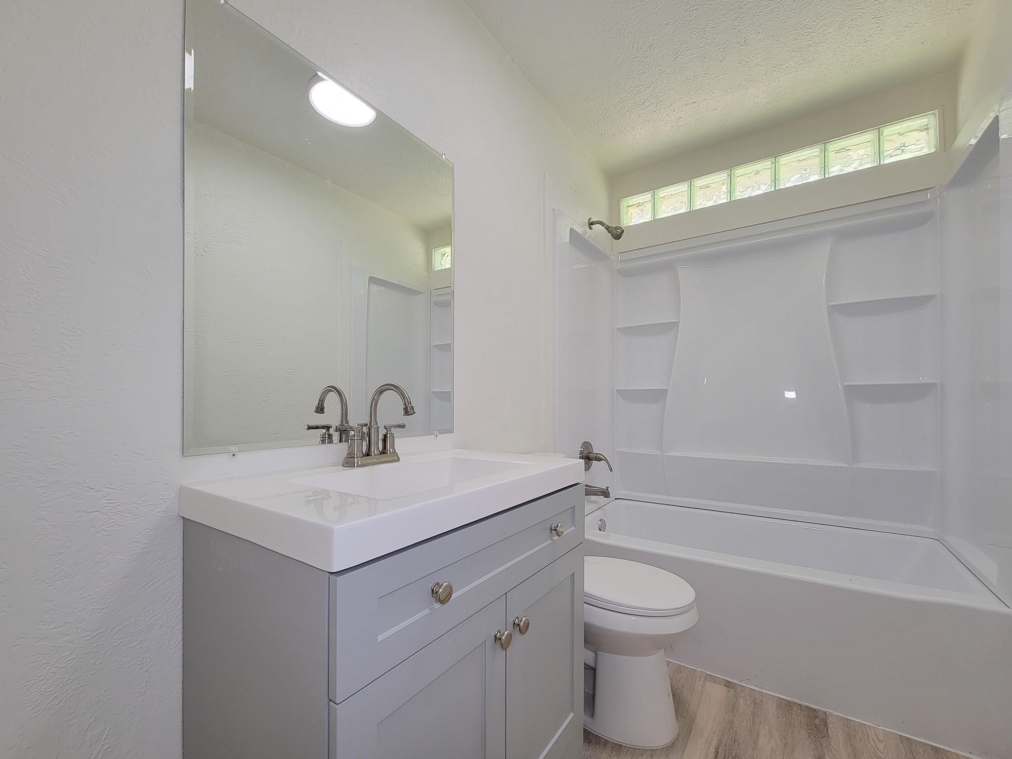 725 Cahill Road, Angleton, TX 77515