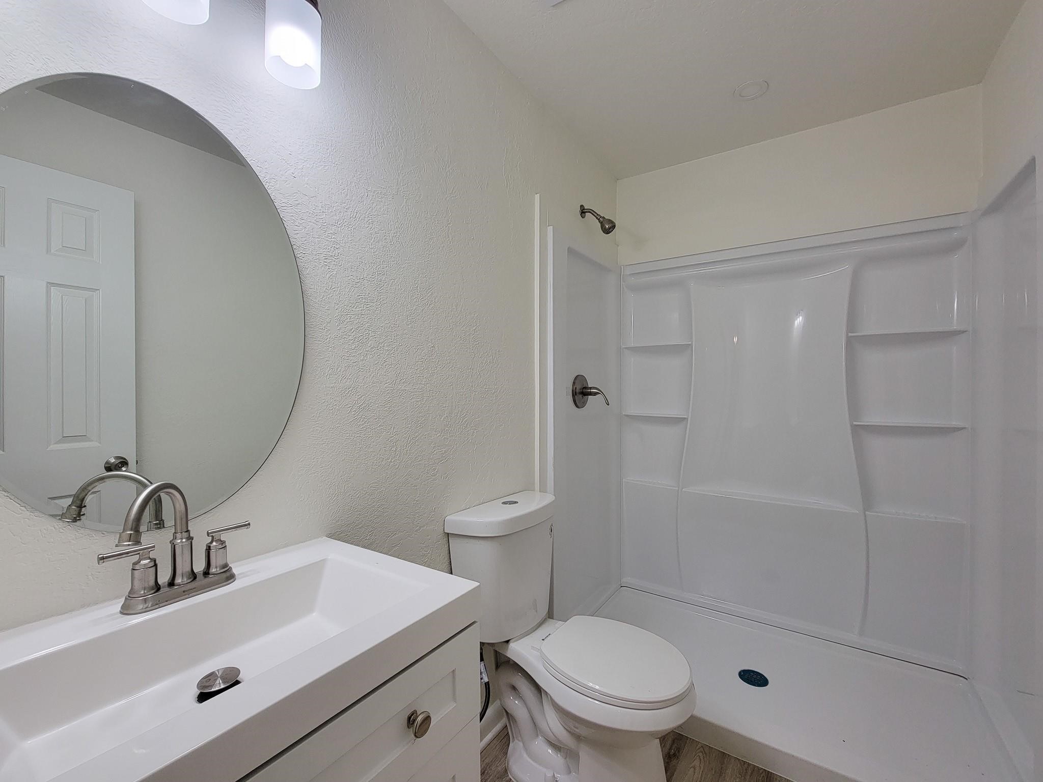725 Cahill Road, Angleton, TX 77515