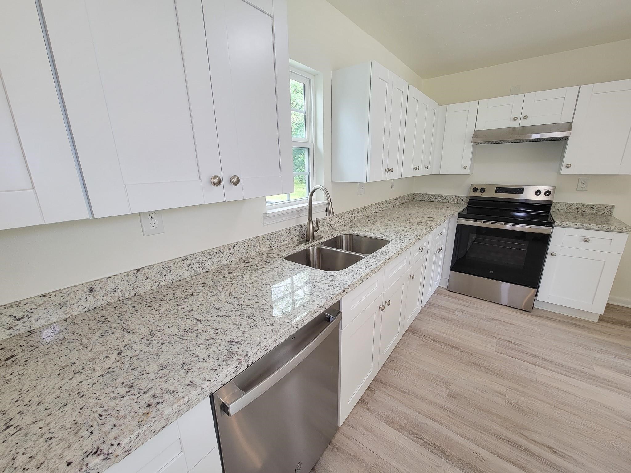 725 Cahill Road, Angleton, TX 77515