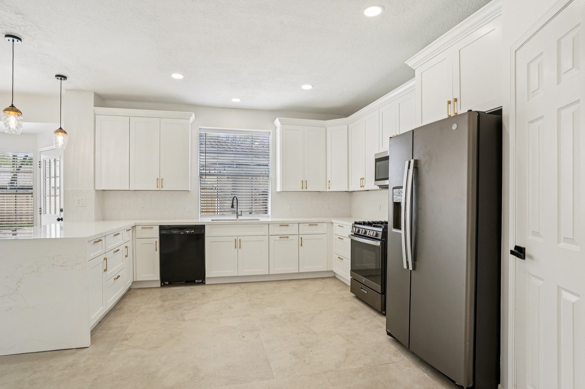 1808 N Mission Circle, Friendswood, TX 77546