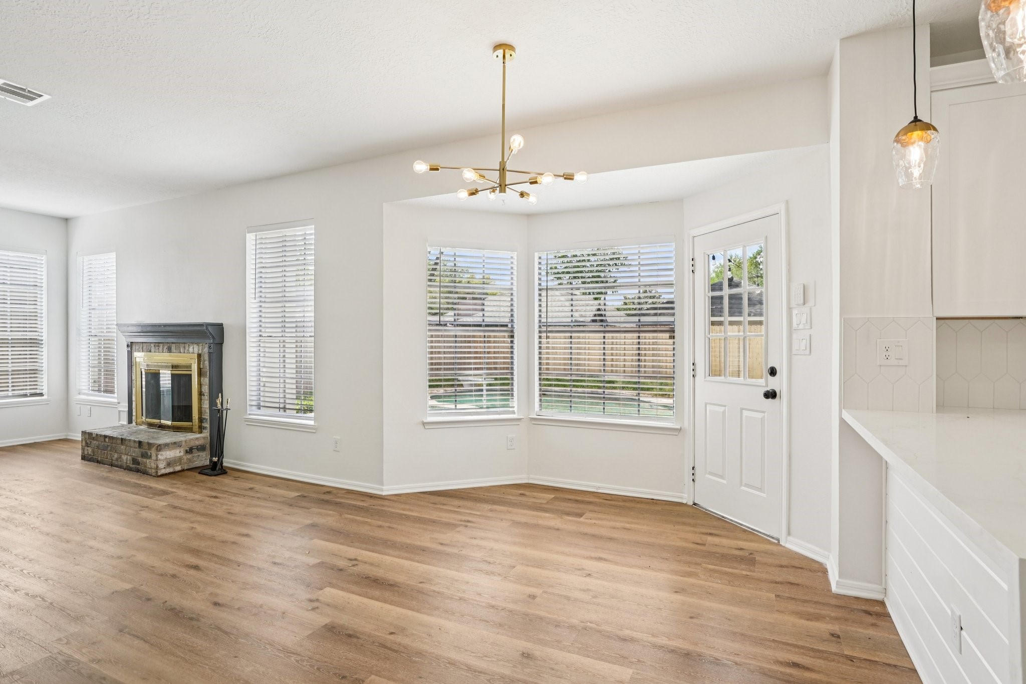 1808 N Mission Circle, Friendswood, TX 77546 1808 N Mission Circle, Friendswood, TX 77546
