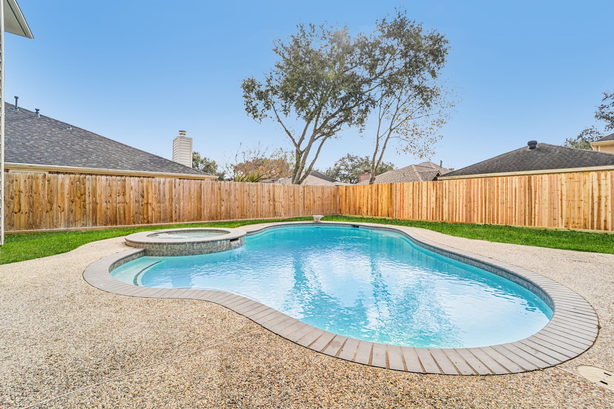 1808 N Mission Circle, Friendswood, TX 77546