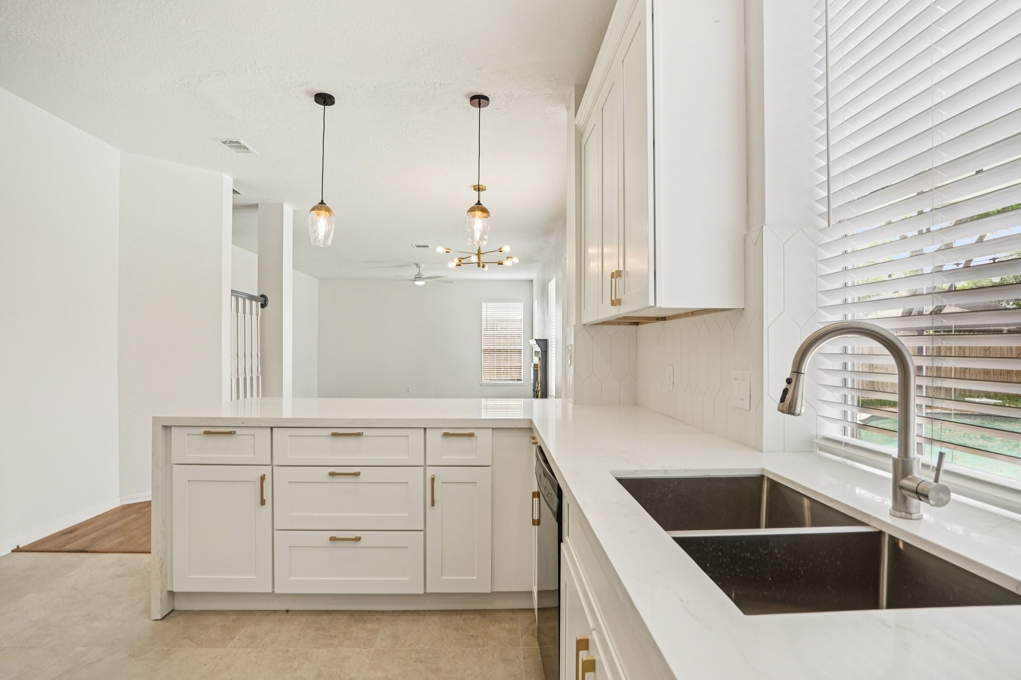 1808 N Mission Circle, Friendswood, TX 77546