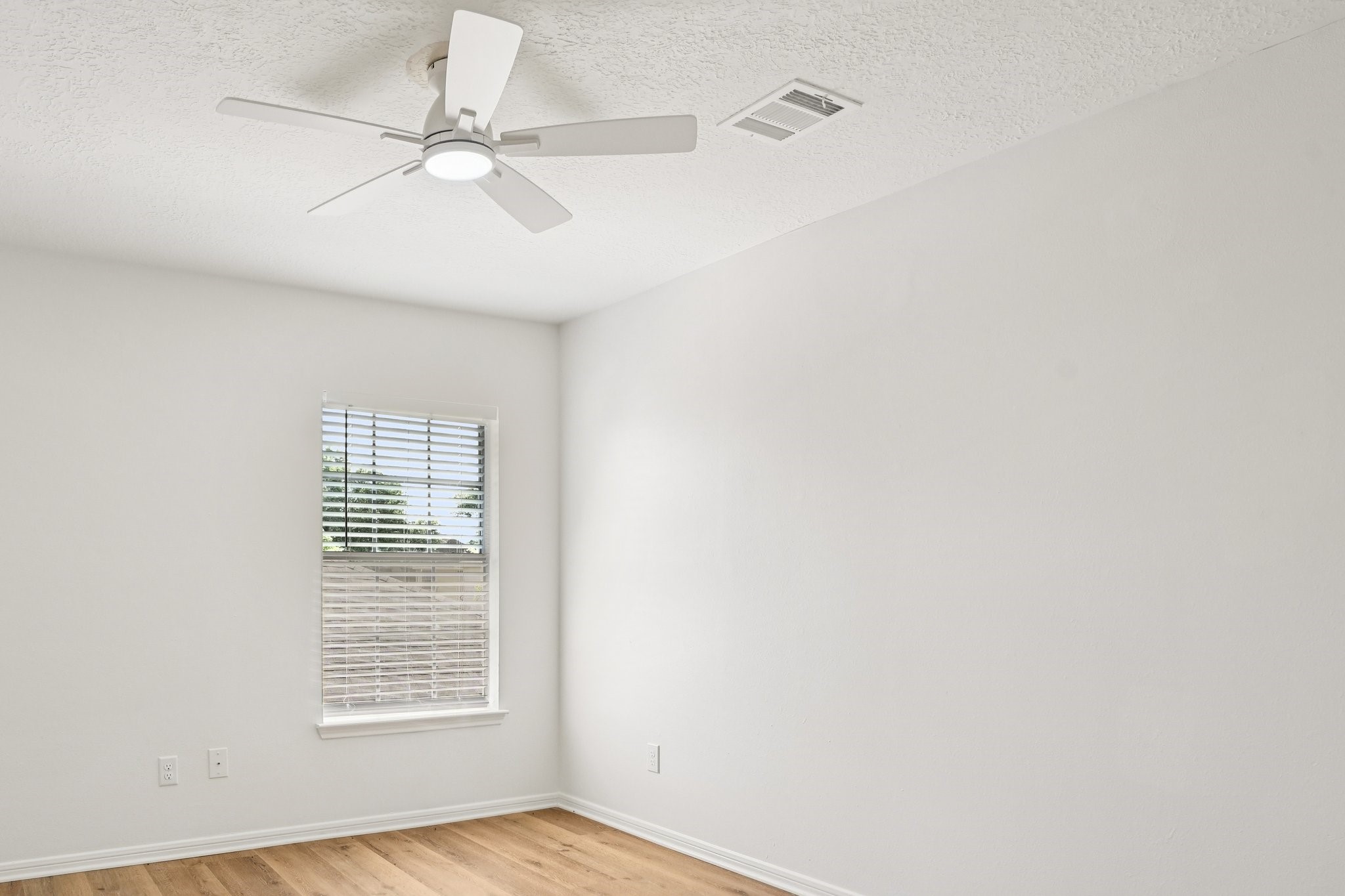 1808 N Mission Circle, Friendswood, TX 77546
