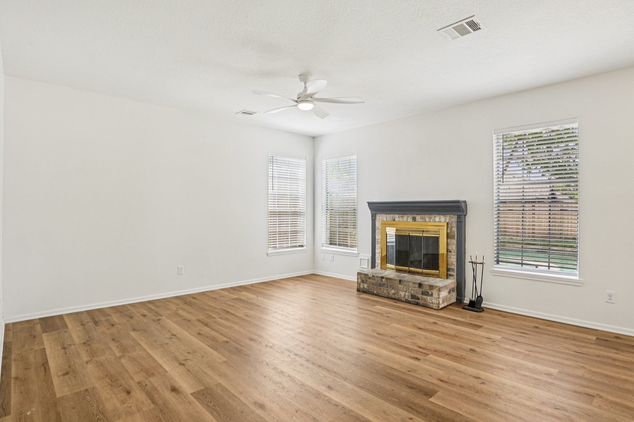 1808 N Mission Circle, Friendswood, TX 77546 1808 N Mission Circle, Friendswood, TX 77546