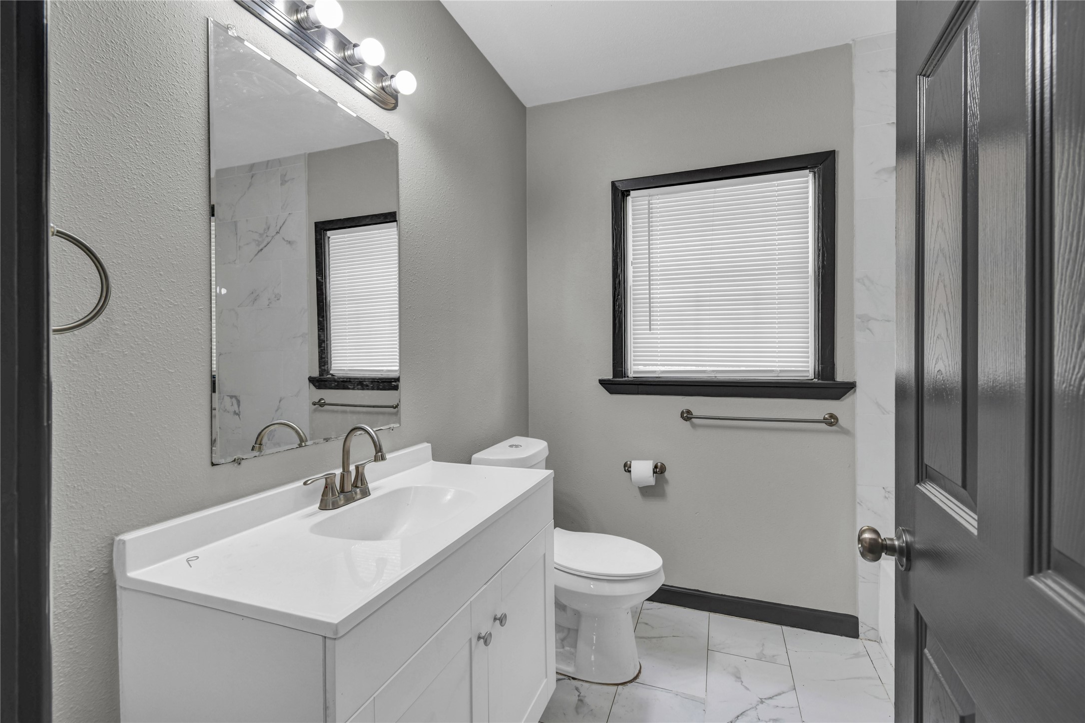 Secondary bathroom, shower/tub combo