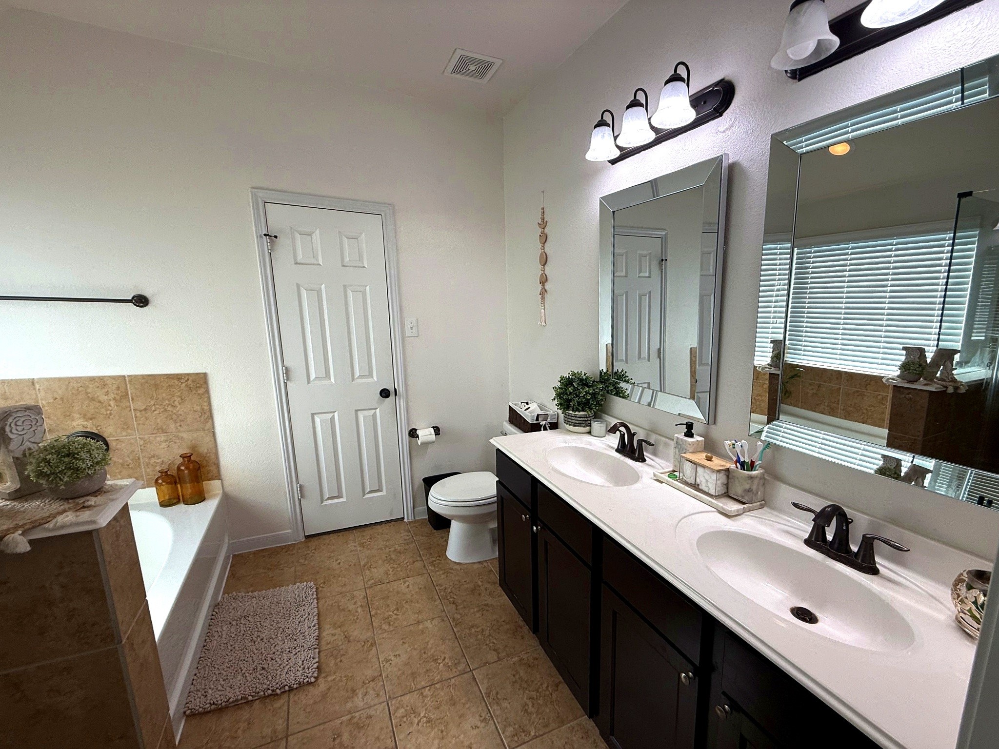 10122 Mariposa Stream Court, Houston, TX 77044