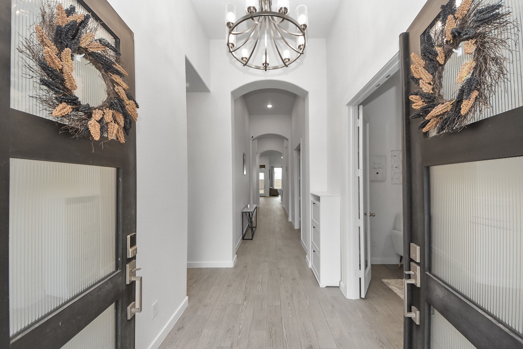 Elegant entryway featuring a welcoming foyer and decorative architectural details.