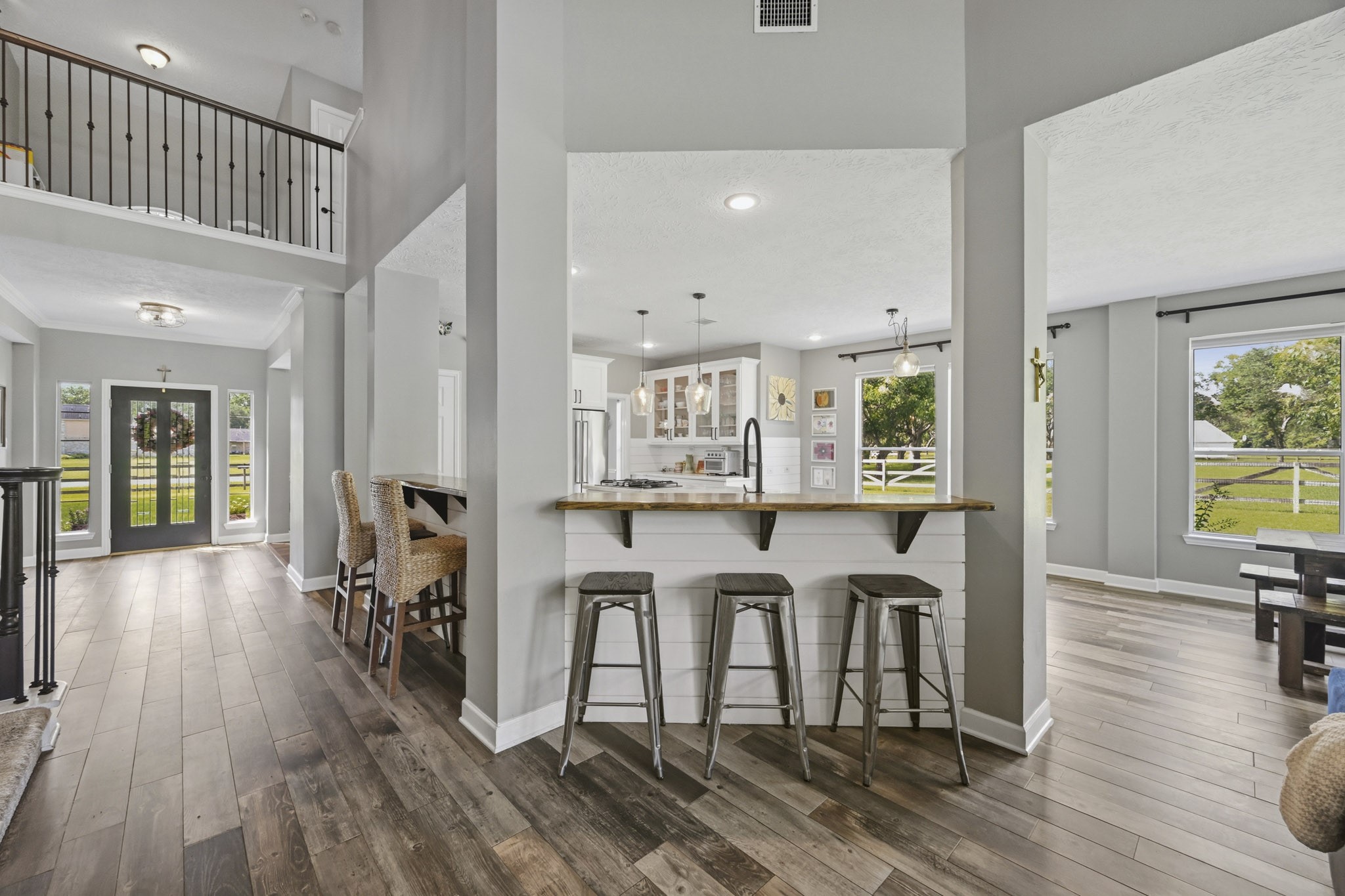Generous breakfast bar ideal for casual dining and entertaining.
